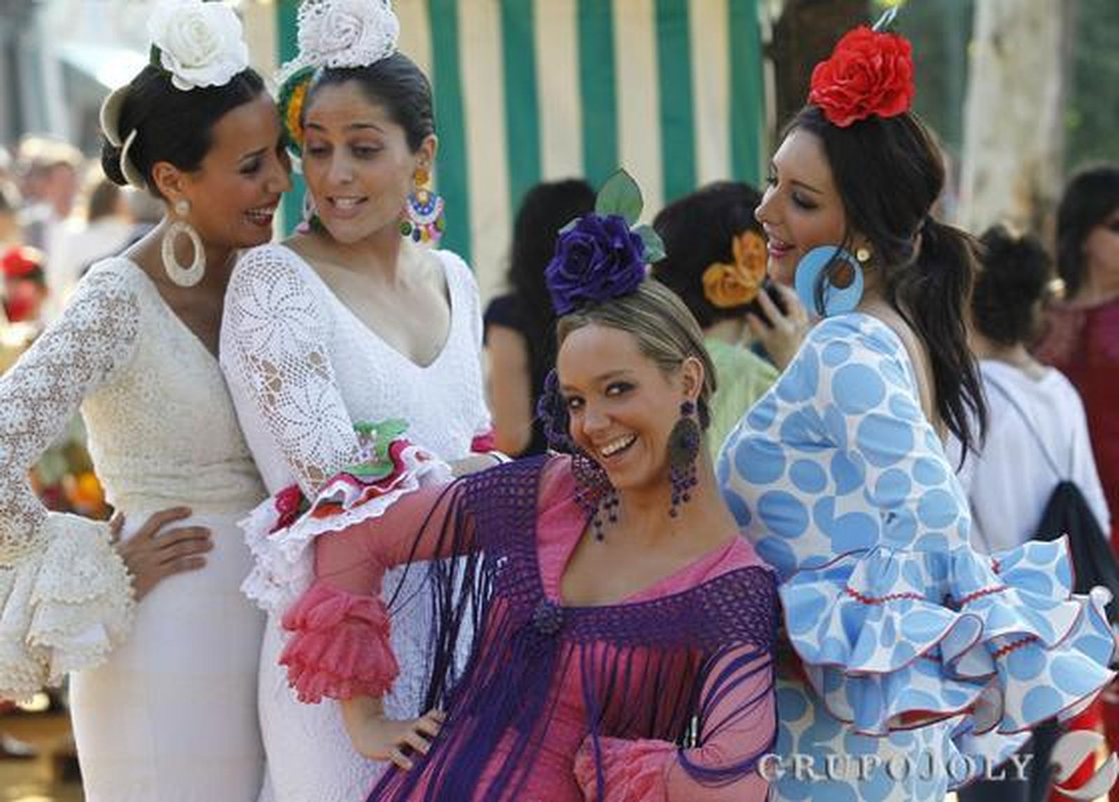 Varias chicas en el Real vestidas de flamenca.

Foto: Antonio Pizarro