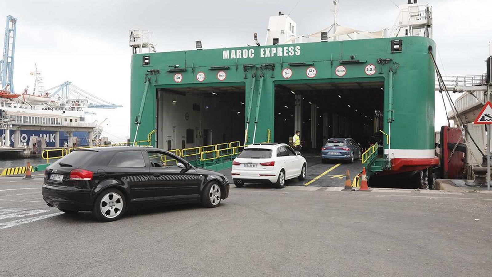 Vehículos embarcando en el Puerto de Algeciras