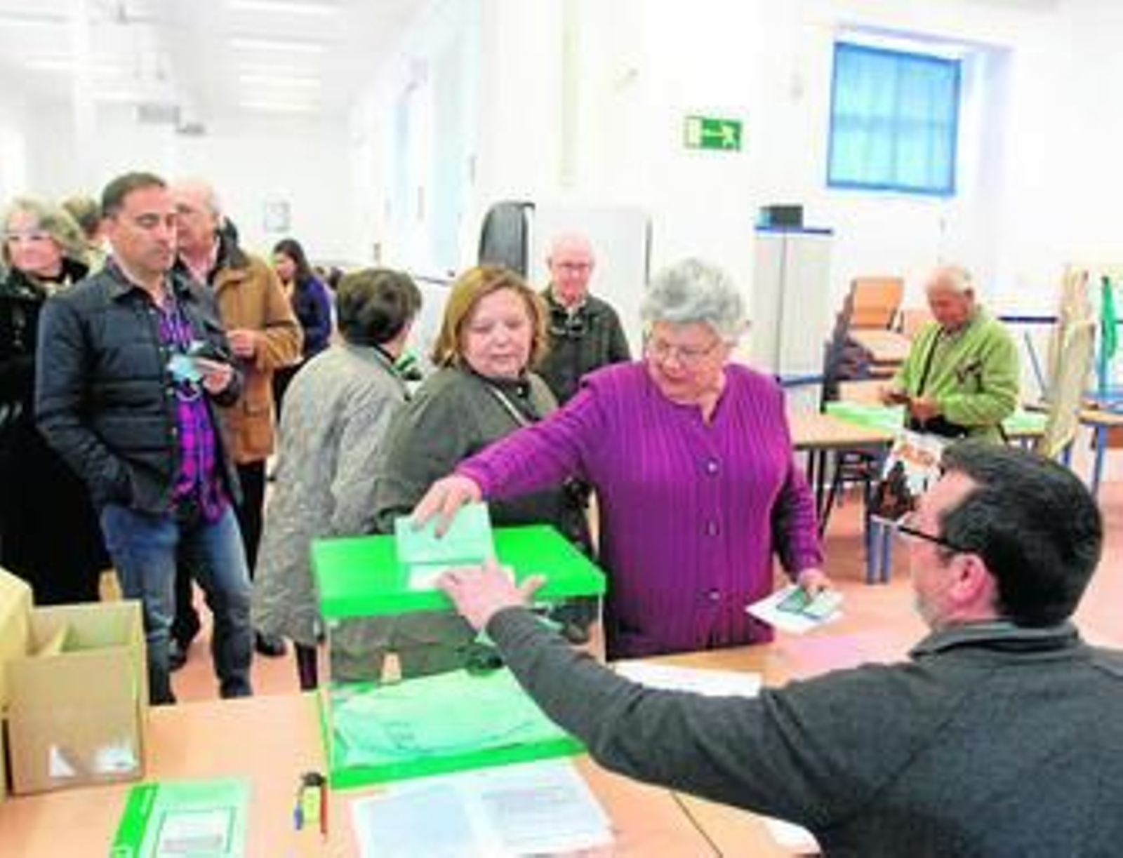 Una de las numerosas colas que se produjeron ayer en los colegios electorales.