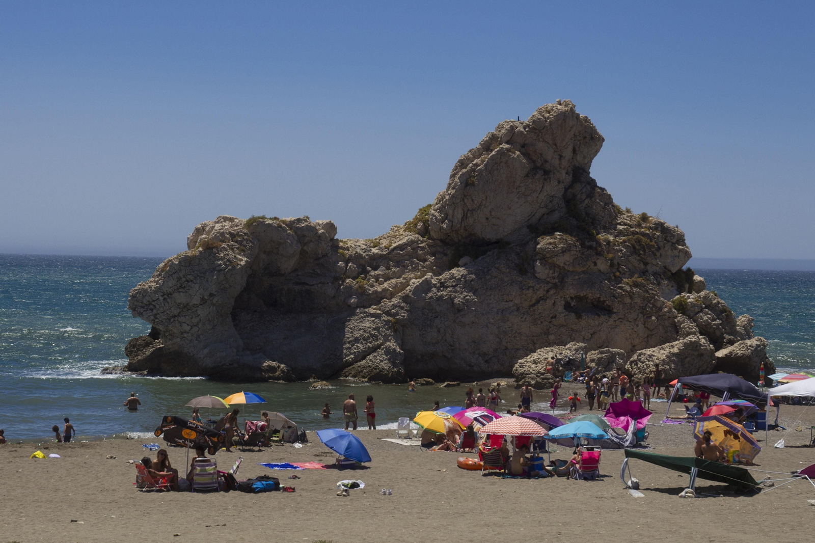 Lleno absoluto este domingo en las playas malagueñas, en fotos