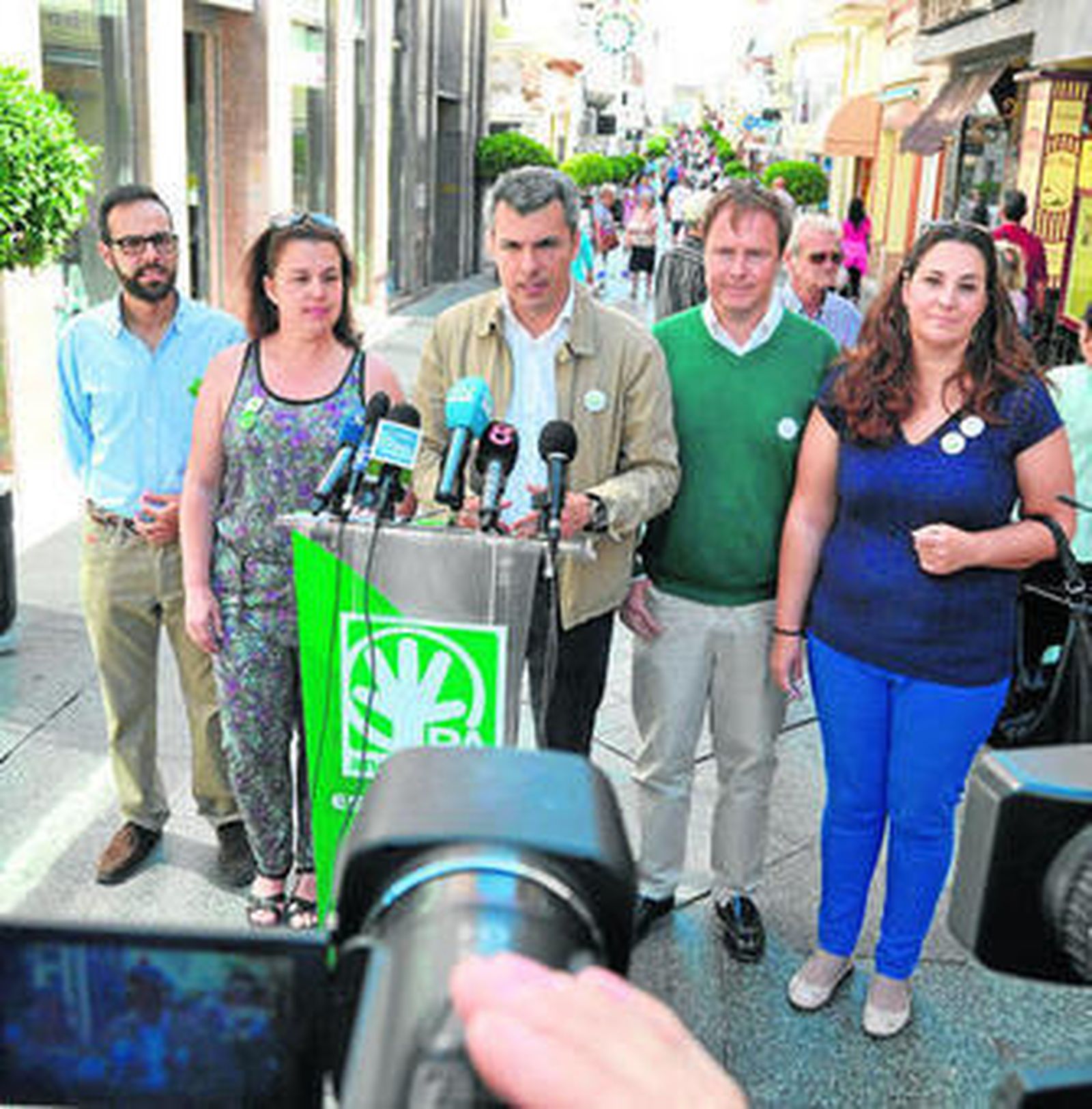 Romero y miembros de las candidatura del PA, ayer en la calle Rosario.