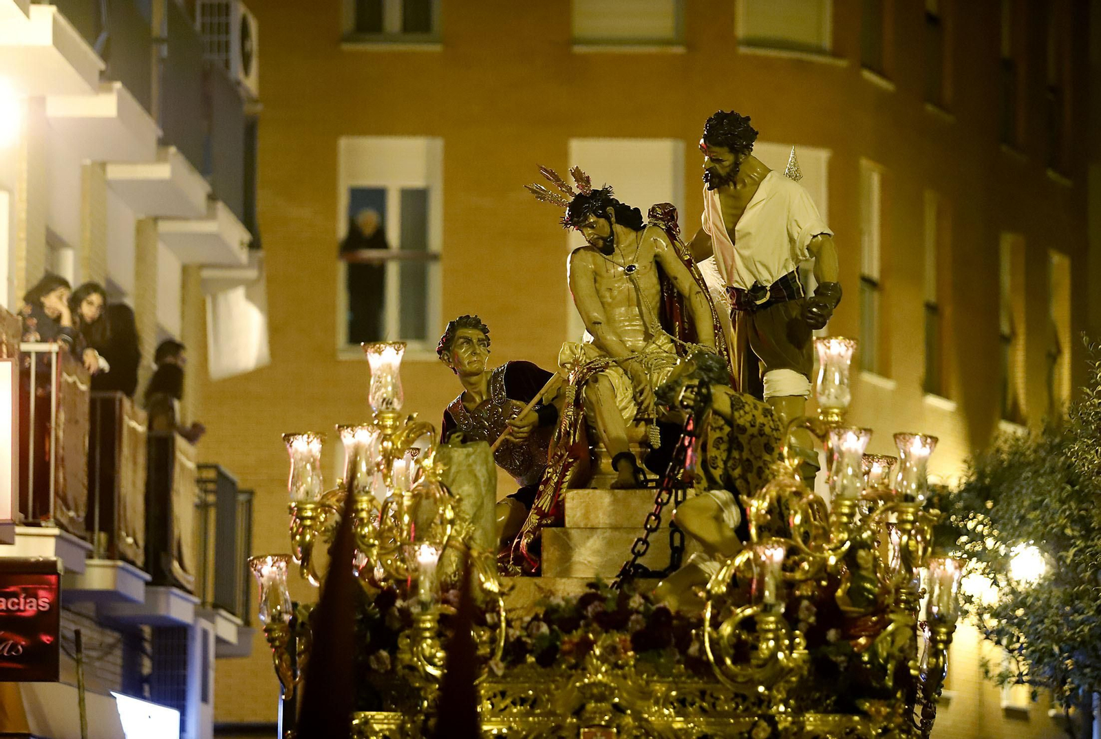 La Hermandad de Los Judíos en su recorrido por las calles de Huelva en el Jueves Santo