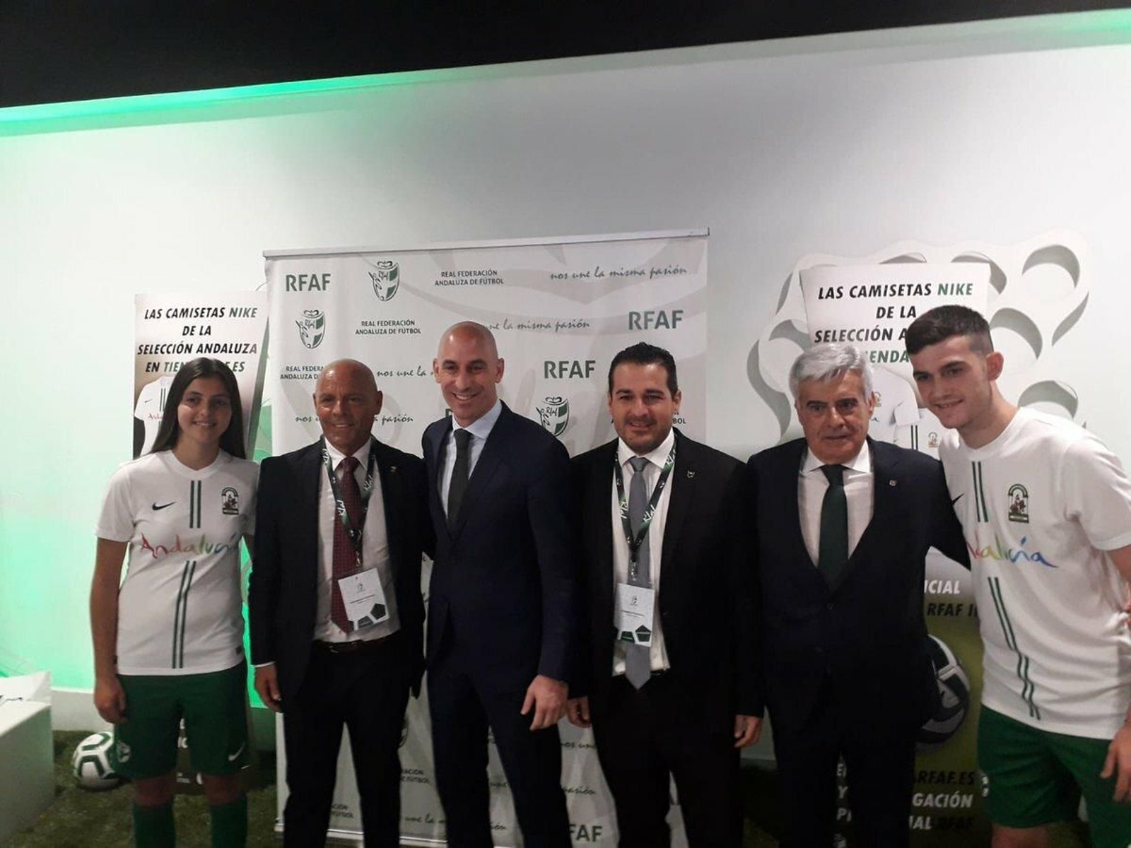 Teresa Mérida, premiada en la asamblea, junto al presidente de la RFEF, Luis Rubiales, y el de la RFAF, Pablo Lozano.