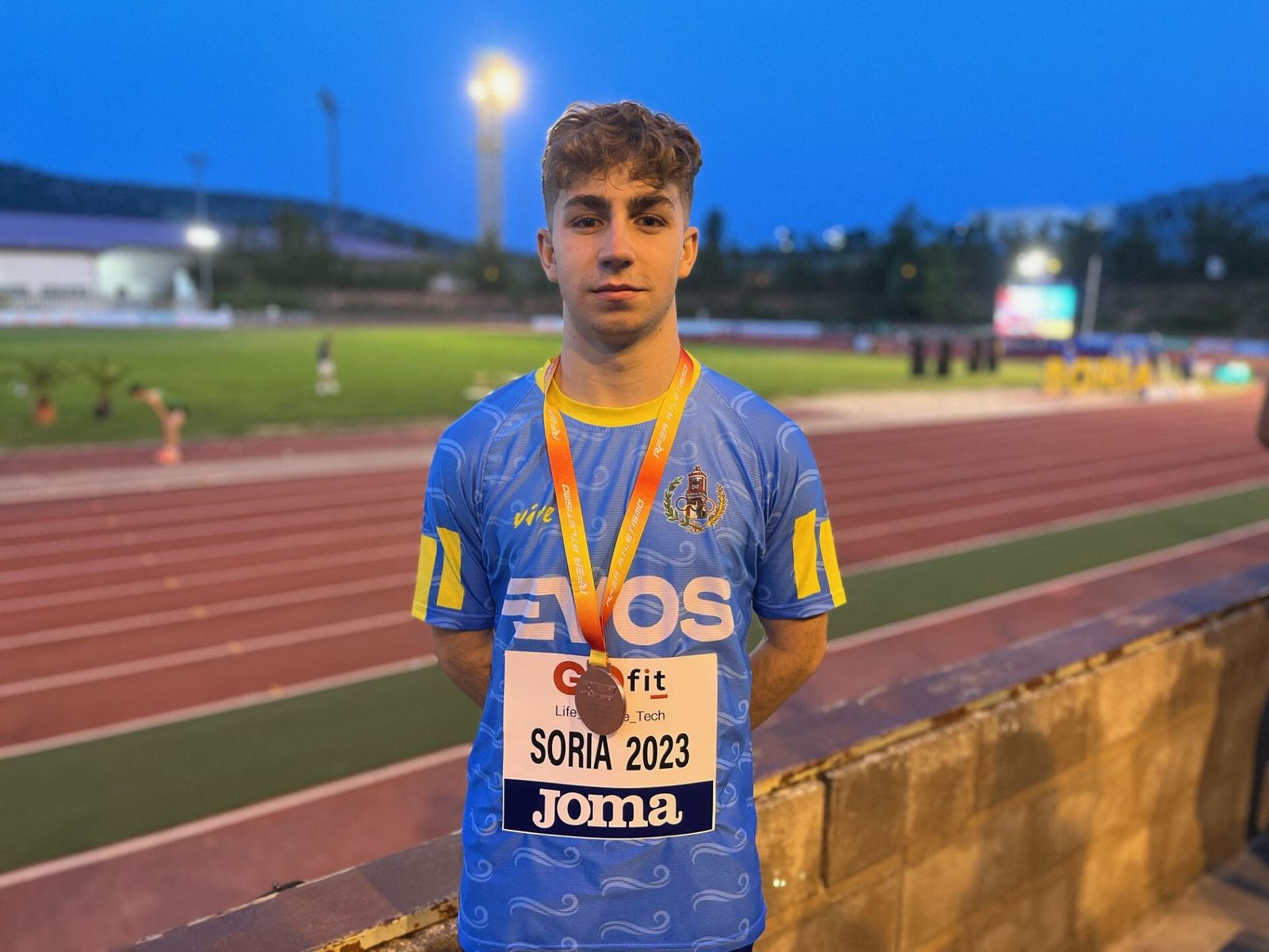 Alejandro Rueda, del Bahía de Algeciras, con su bronce.