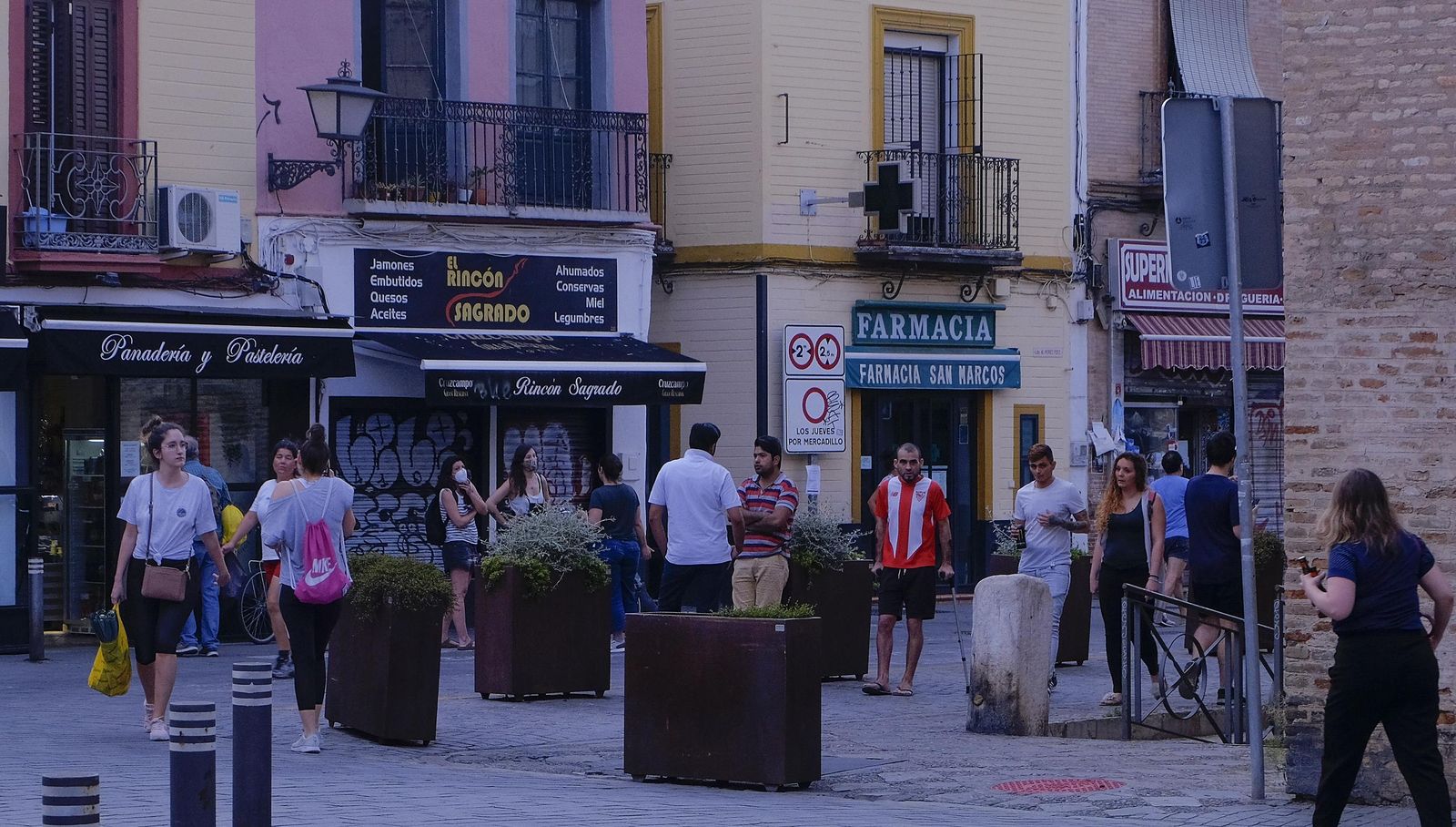 Público en una calle del centro