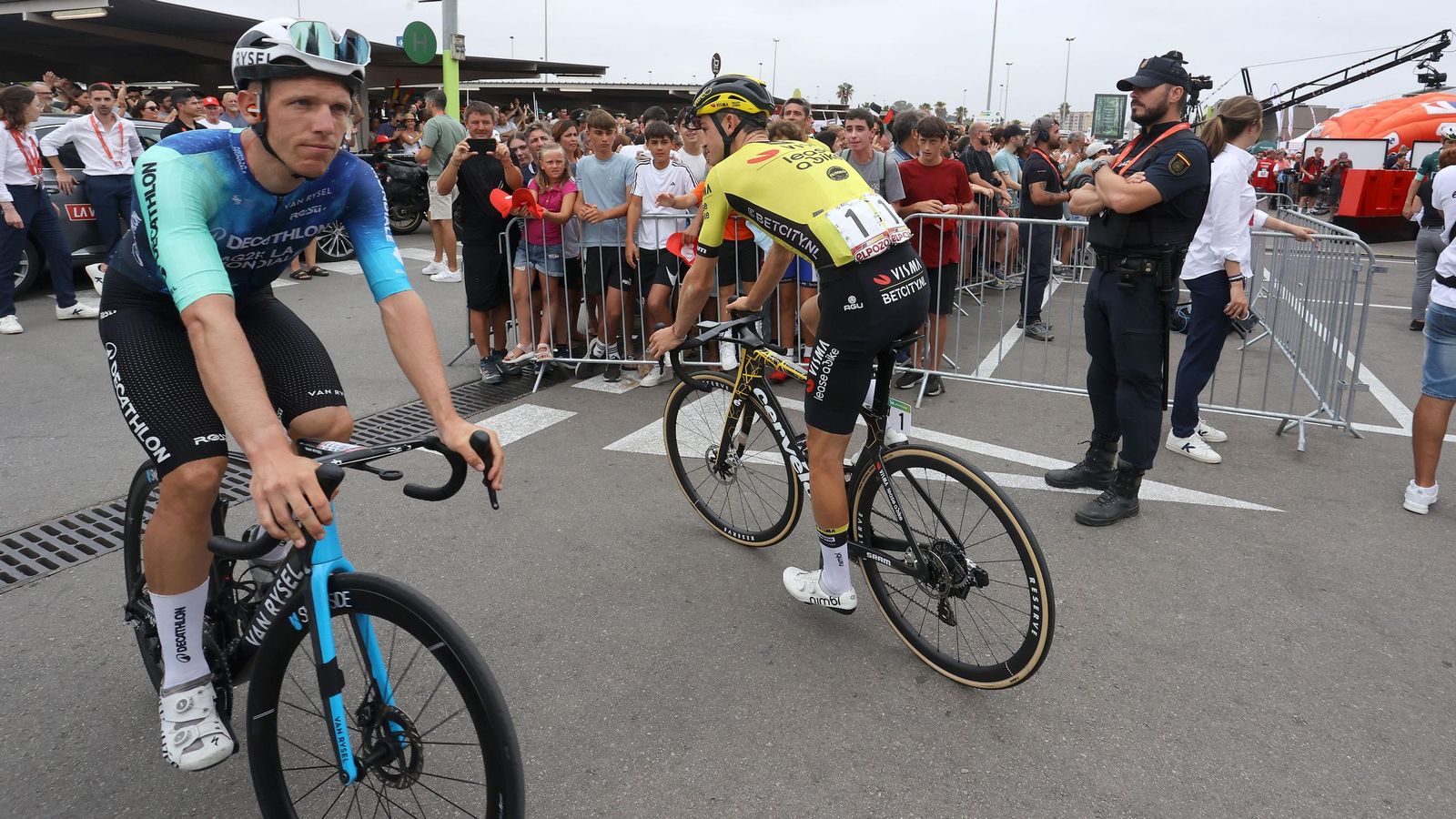 Así fue la salida de la Vuelta España desde Carrefour Sur en Jerez
