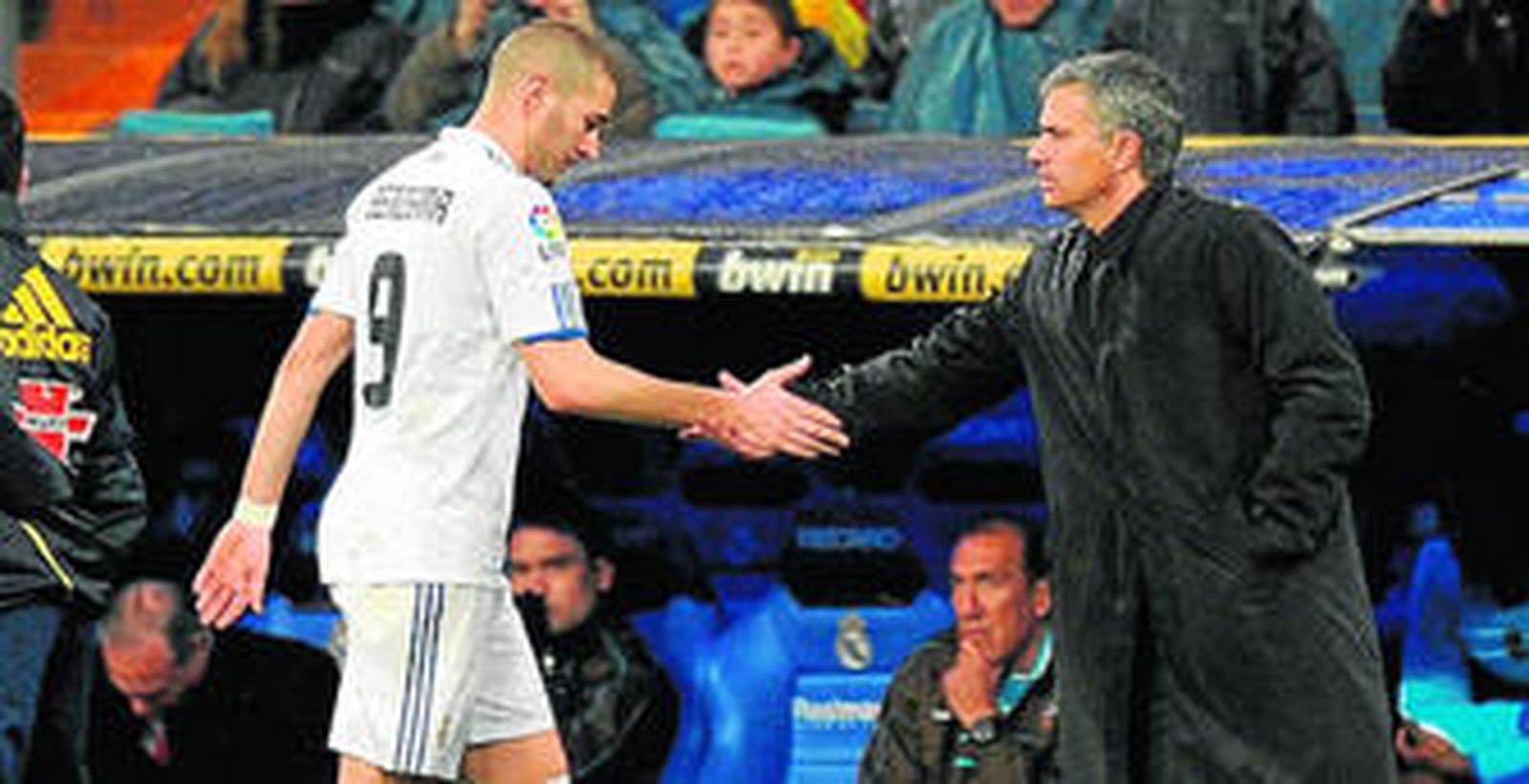 Mourinho choca su mano derecha con Benzema tras sustituir al francés por Gago en el partido del pasado sábado ante el Levante.