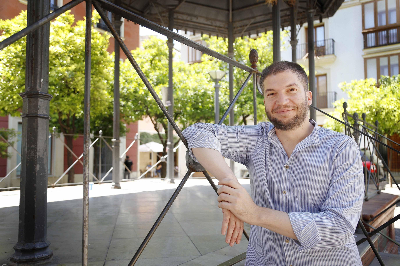 El compositor jerezano Antonio Blanco Tejero posa días atrás en la plaza del Banco.