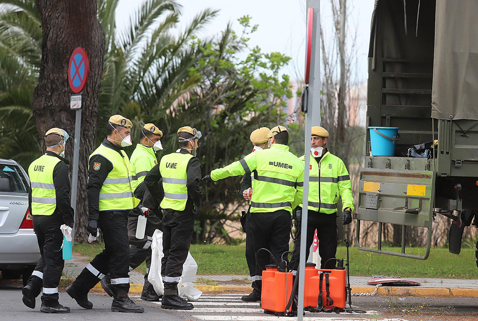 Imágenes de la UME realizando trabajos de limpieza y desinfección en el Hospital Infanta Elena de Huelva