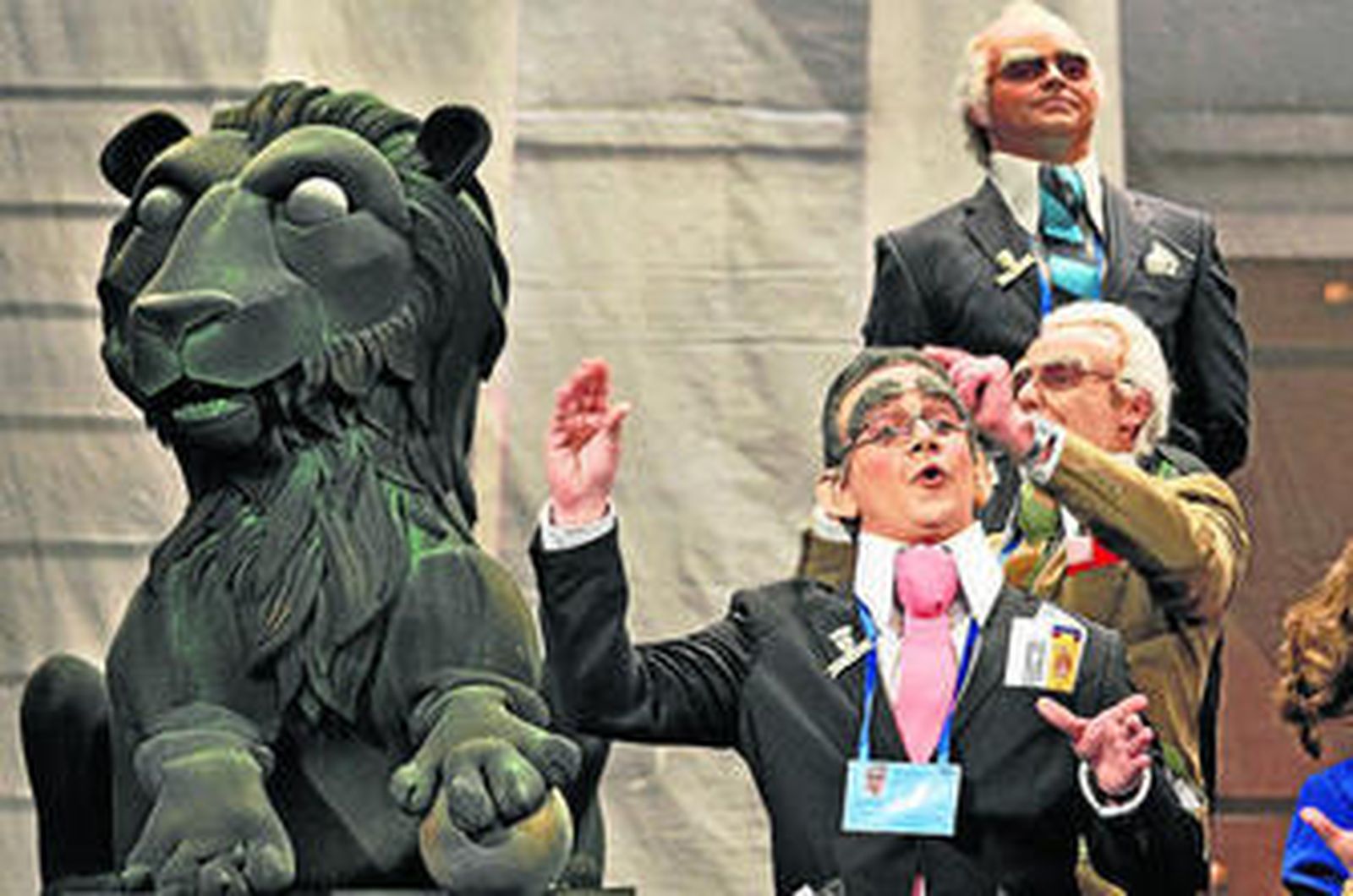 Uno de los dos leones del Congreso que presentó en su escenografía 'Esto sí que es una chirigota'.