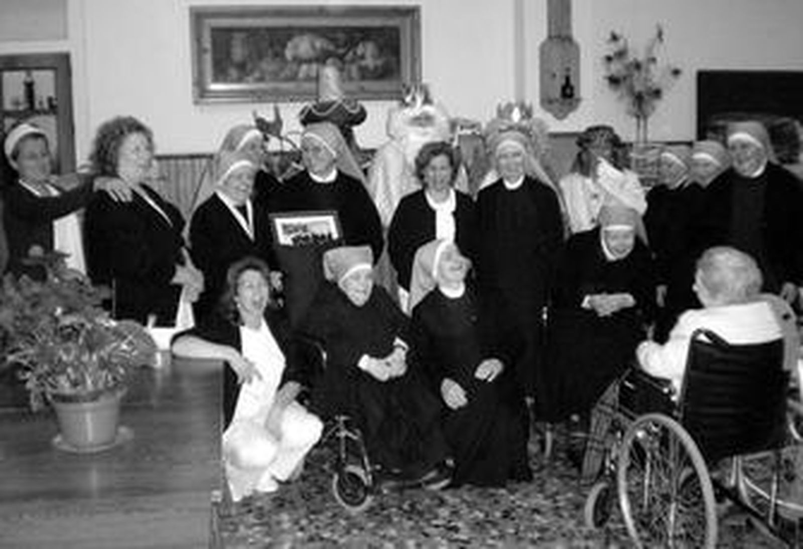 Foto de archivo en la que se ve la comunidad al completo y personal con alguno de los ancianos que atendían durante una pasada fiesta de Reyes.