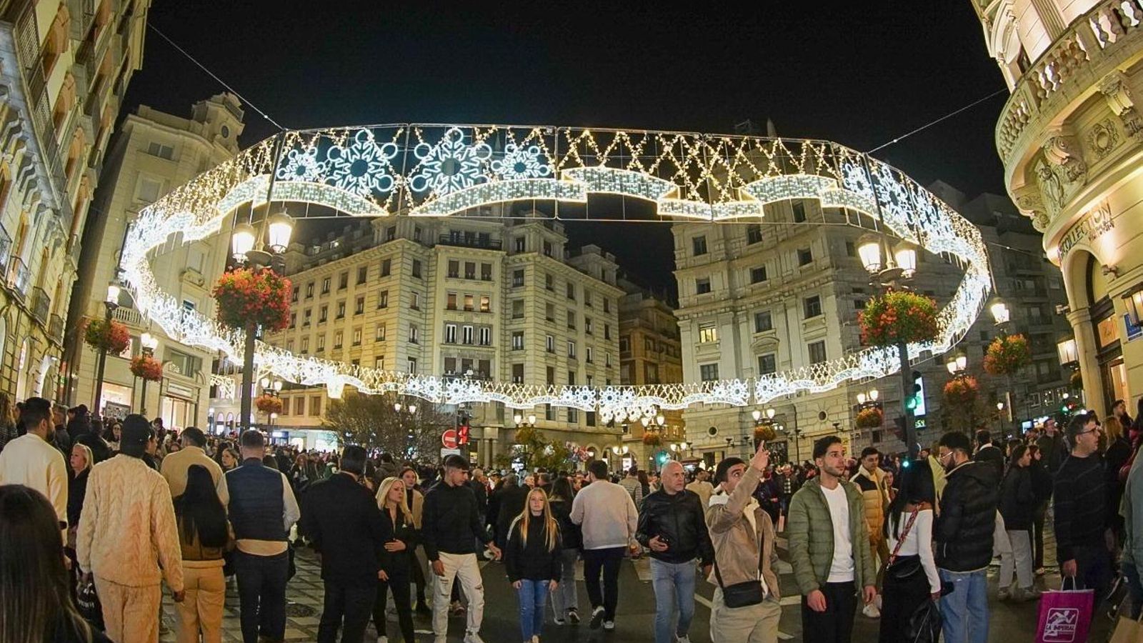 El centro de Granada, lleno de visitantes durante el encendido de las luces de Navidad