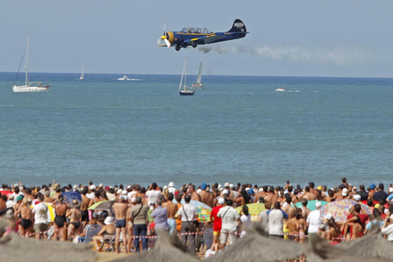 190.000 personas disfrutan del III Festival Aéreo en la playa de la Victoria. /Foto: Jesús Marín