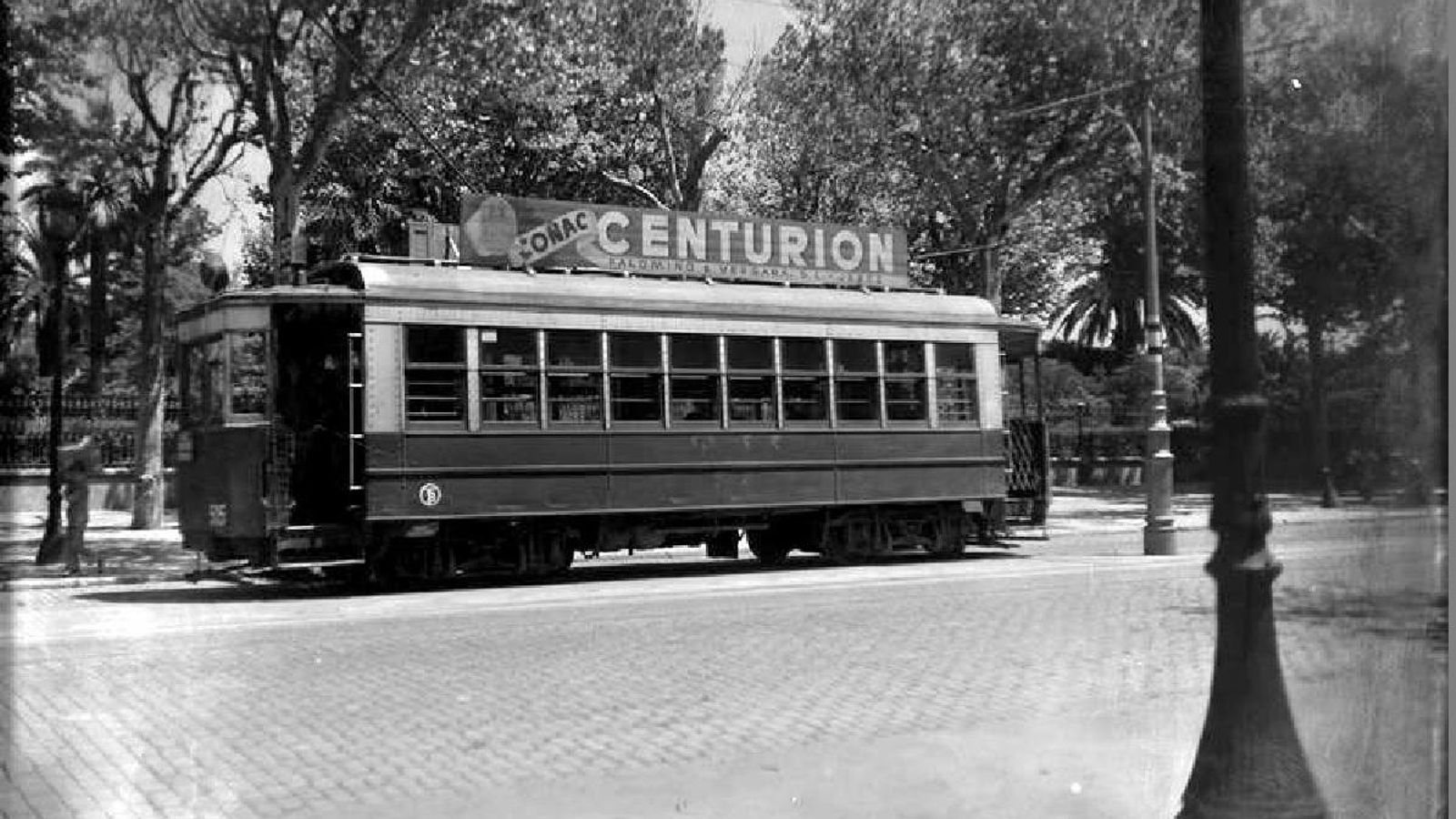 Coñac Centurión, de Palomino & Vergara, en un tranvía de Barcelona.