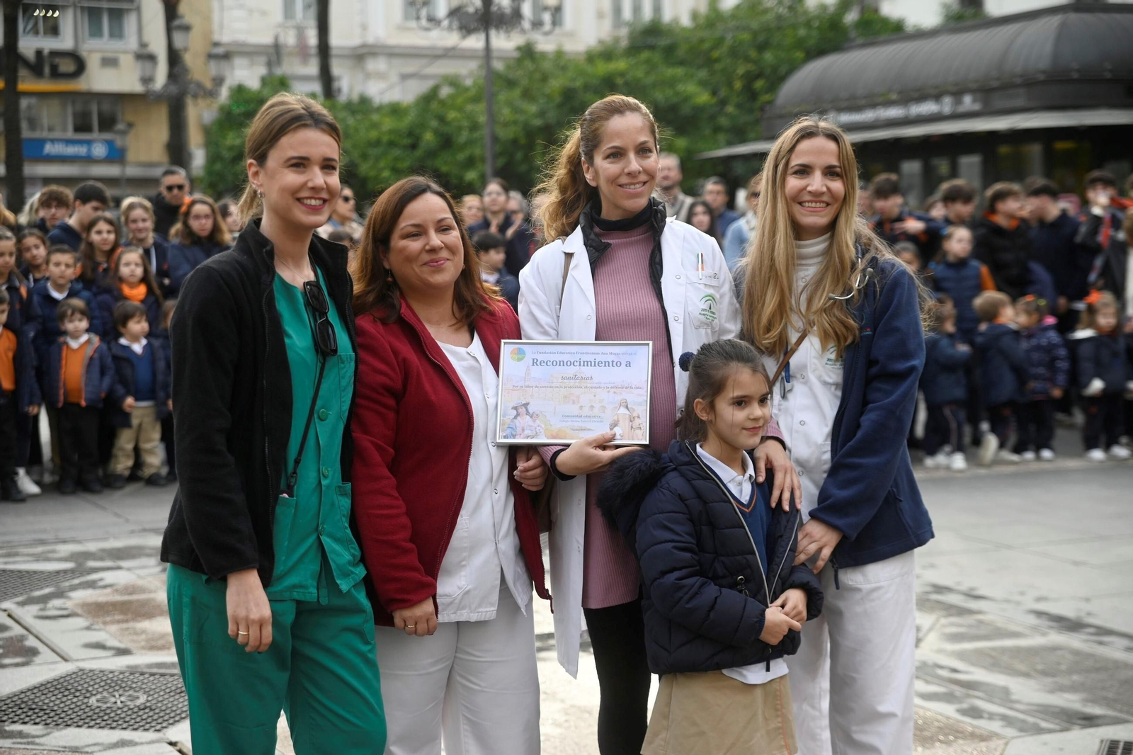 El reconocimiento del colegio Divina Pastora a los colectivos que protegen a los demás, en imágenes