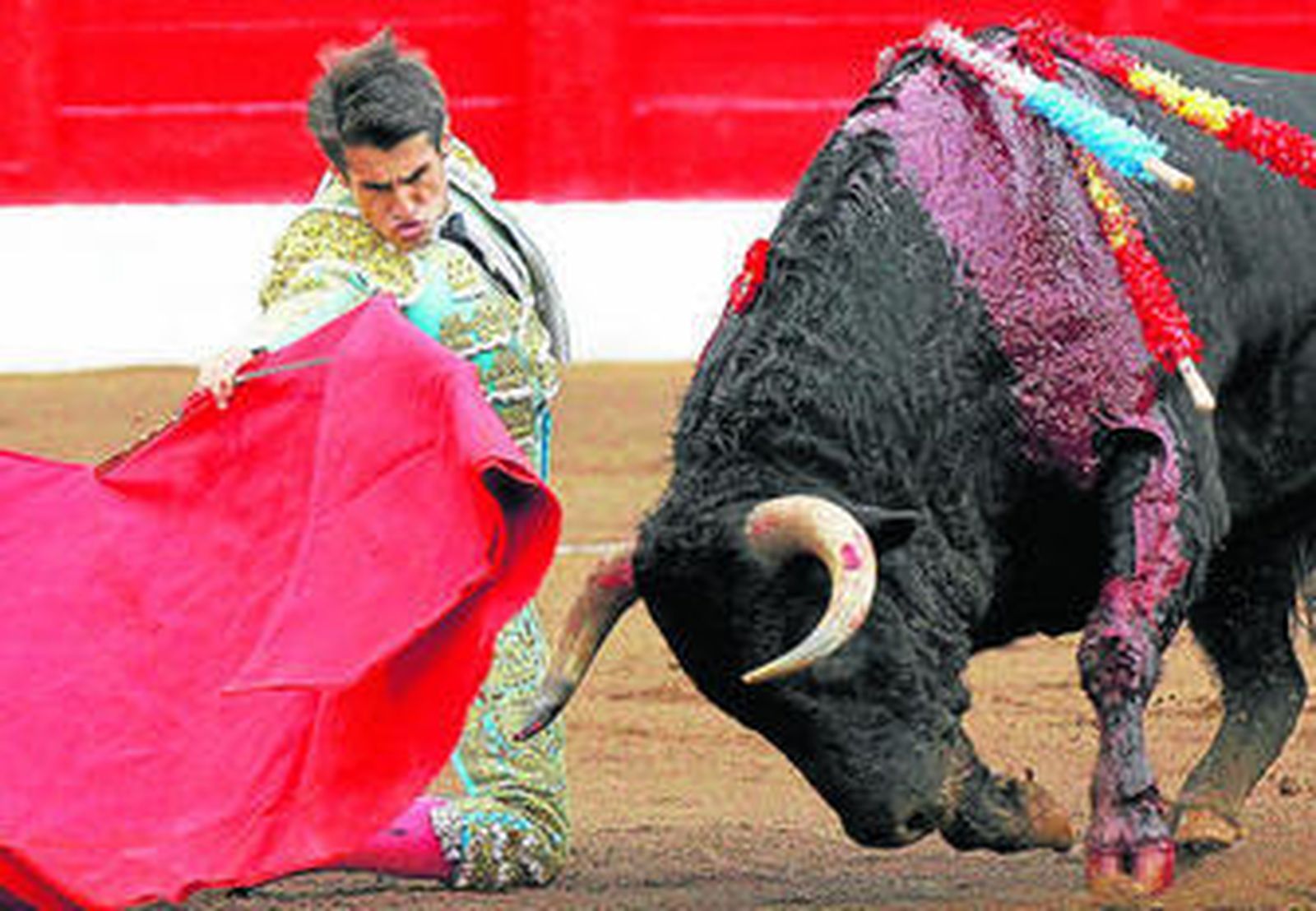 El matador de toros Francisco Marco toreando de rodillas ayer en la plaza de Santander.