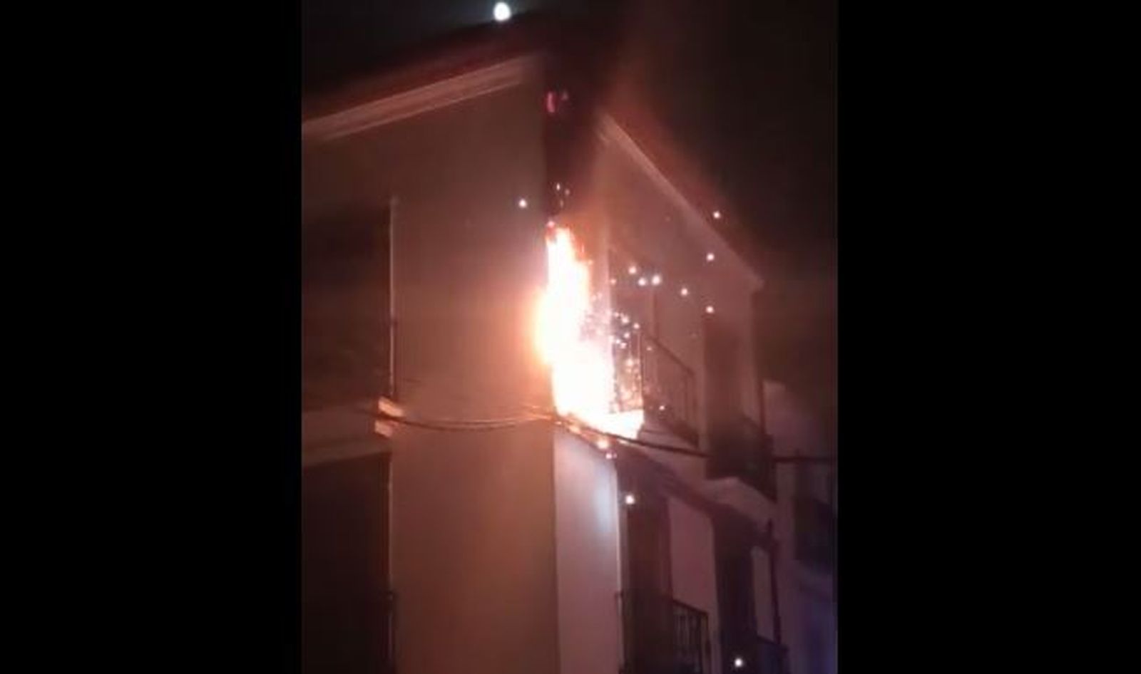 El fuego, en la fachada del edificio.