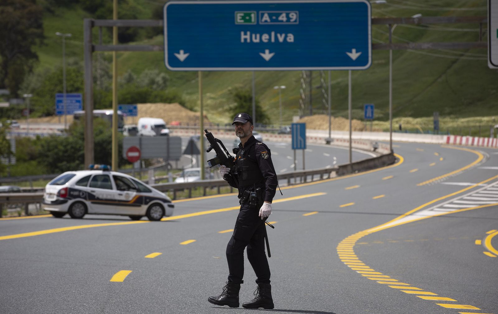 Coronavirus en Sevilla: Controles de la Policía Nacional a las puertas del puente del 1 de Mayo