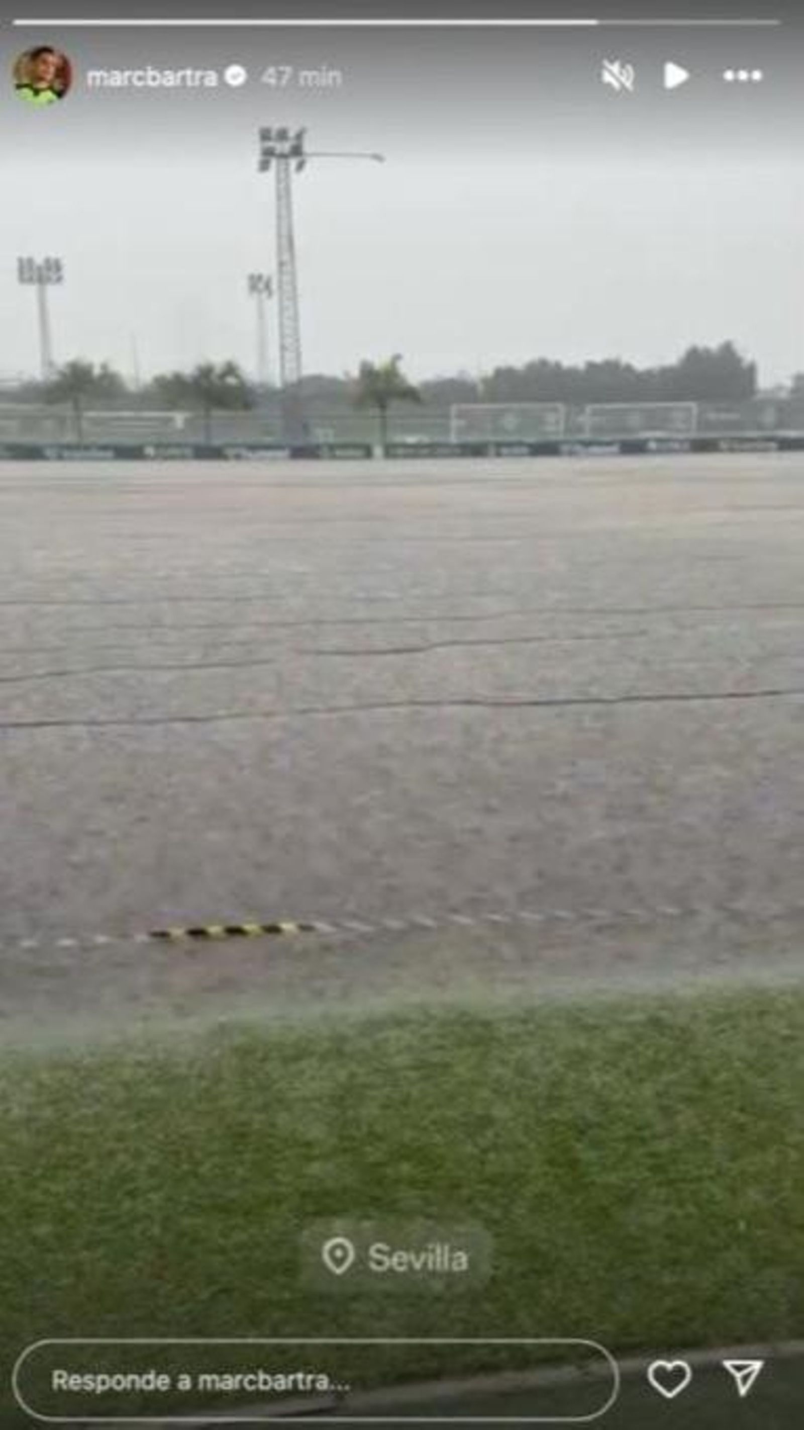 Marc Bartra sube a su Instagram un video del campo de entrenamiento inundado