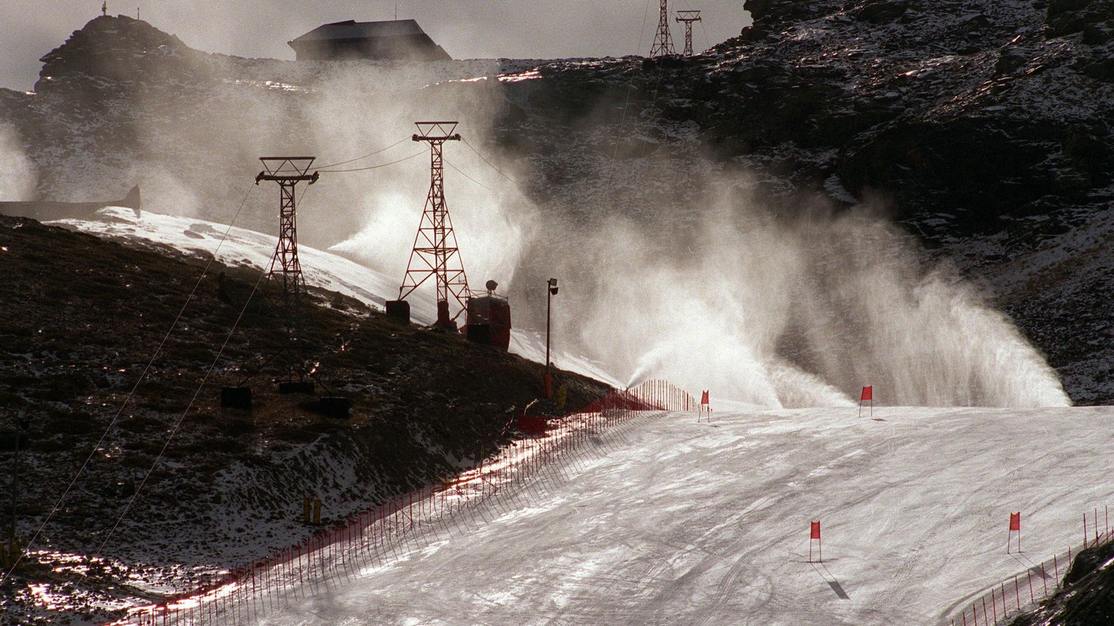 Las altas temperaturas de enero de 1995 complicaron la producción de nieve en cañones