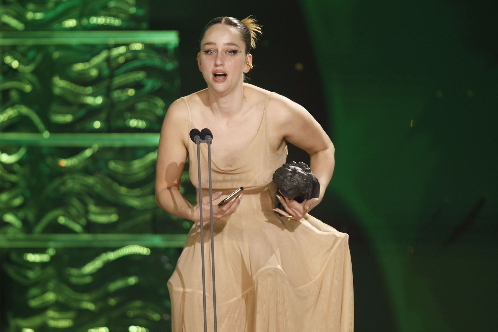 Dos premios del cine español para Tarifa. Las tarifeñas Laura Weissmahr y Diana Sagrista han recibido el Premio Goya 2025 a la Mejor Actriz Revelación y al Mejor Sonido, la primera por su papel en la película 'Salve María' y la segunda por su trabajo en 'Segundo Premio'.