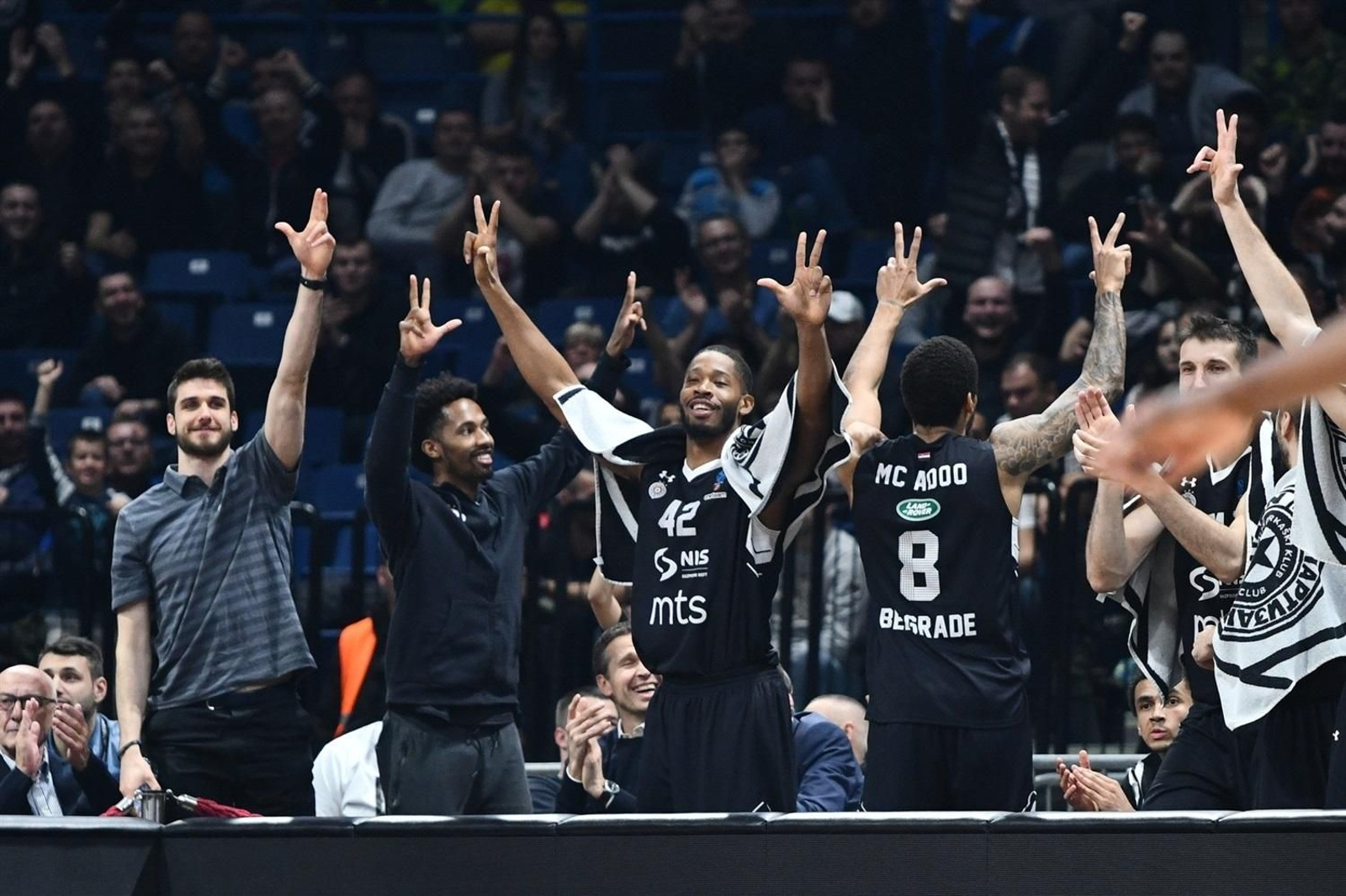 Varios jugadores del Partizán celebran en el banquillo.