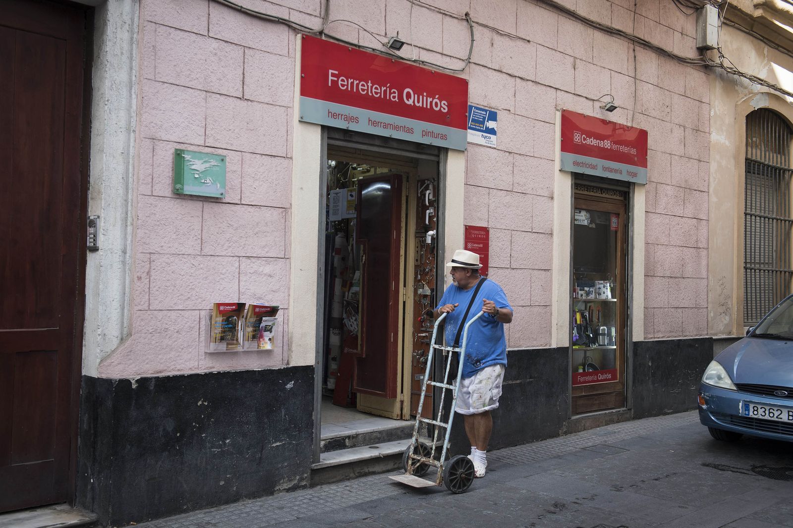 Fachada de la ferretería Quirós en Cádiz centro.