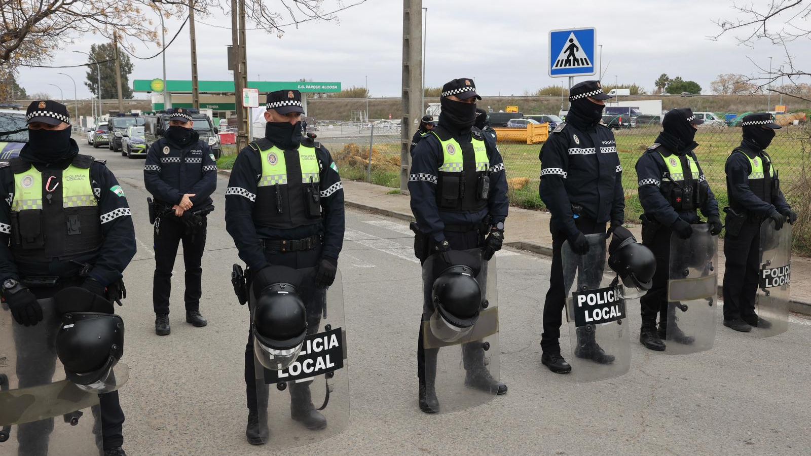 La barrera policial en la calle Ulpiano Blanco.