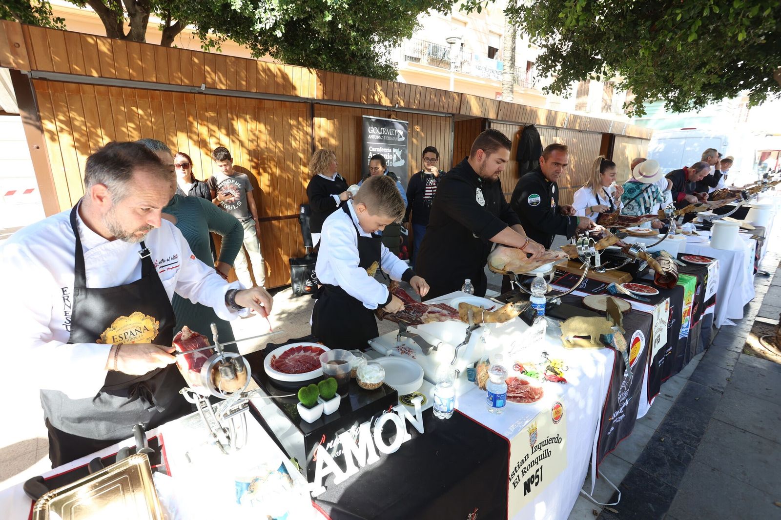 Cortadores de jamón en la plaza del Arenal a beneficio del Hogar San Juan