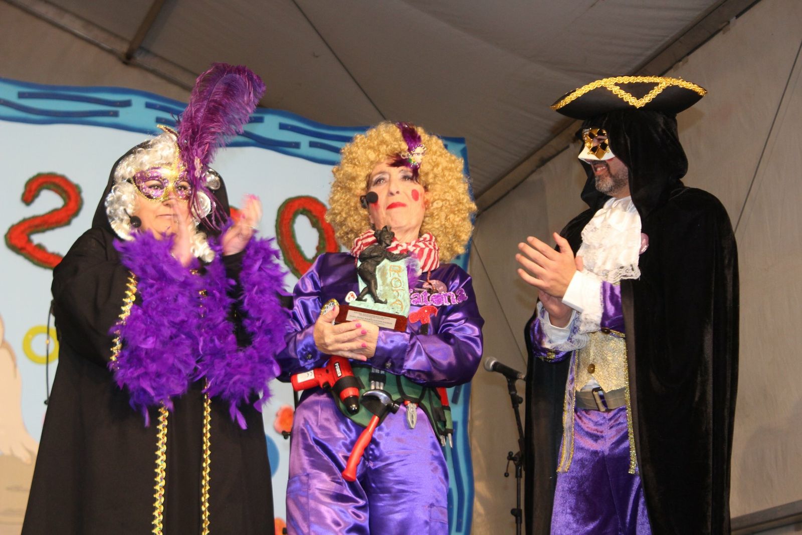 La pregonera del Carnaval de Rota, Rosa María Gatón, con el alcalde y la concejala de Fiestas.