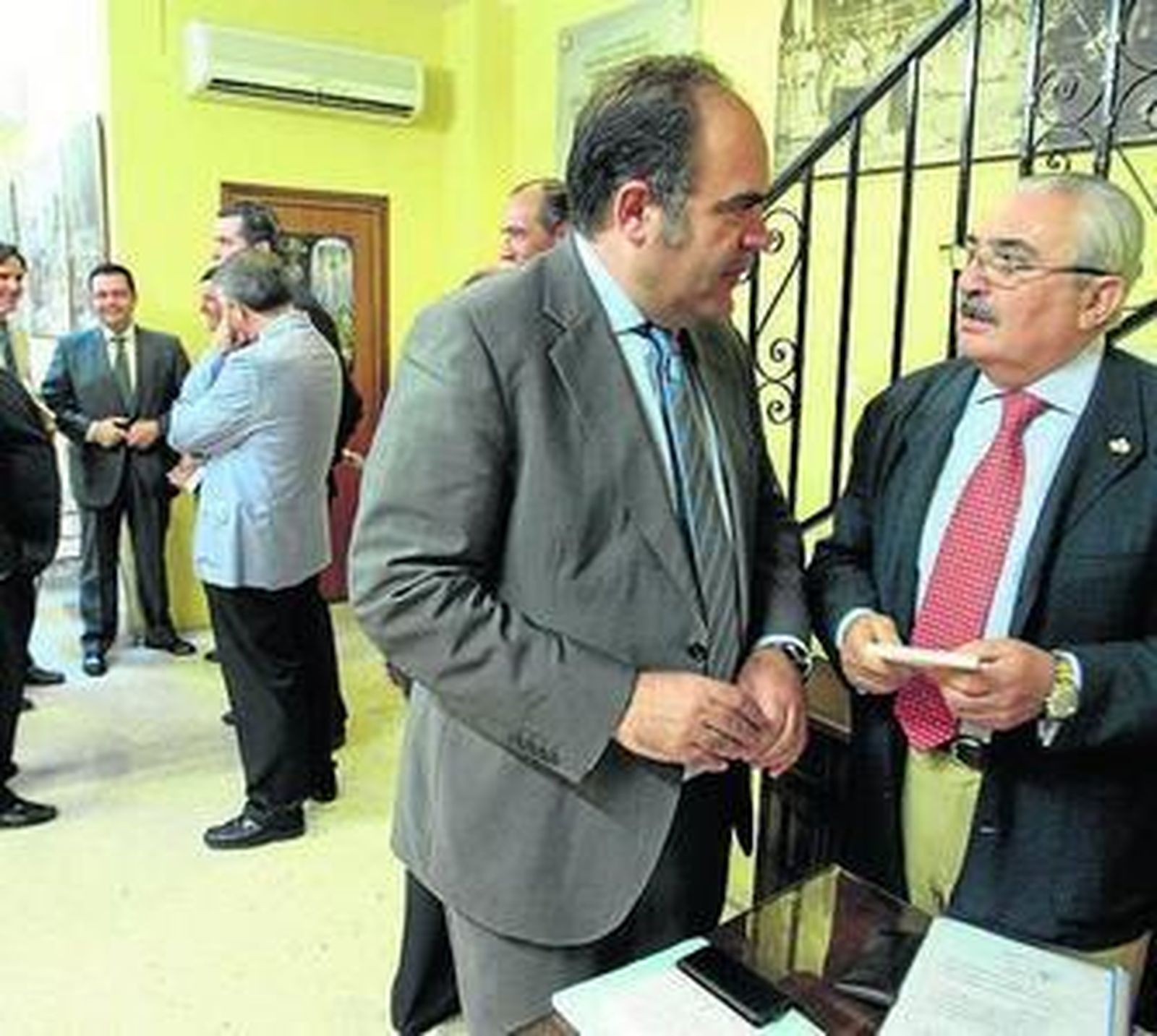 El secretario y el presidente del Consejo el día del pleno.