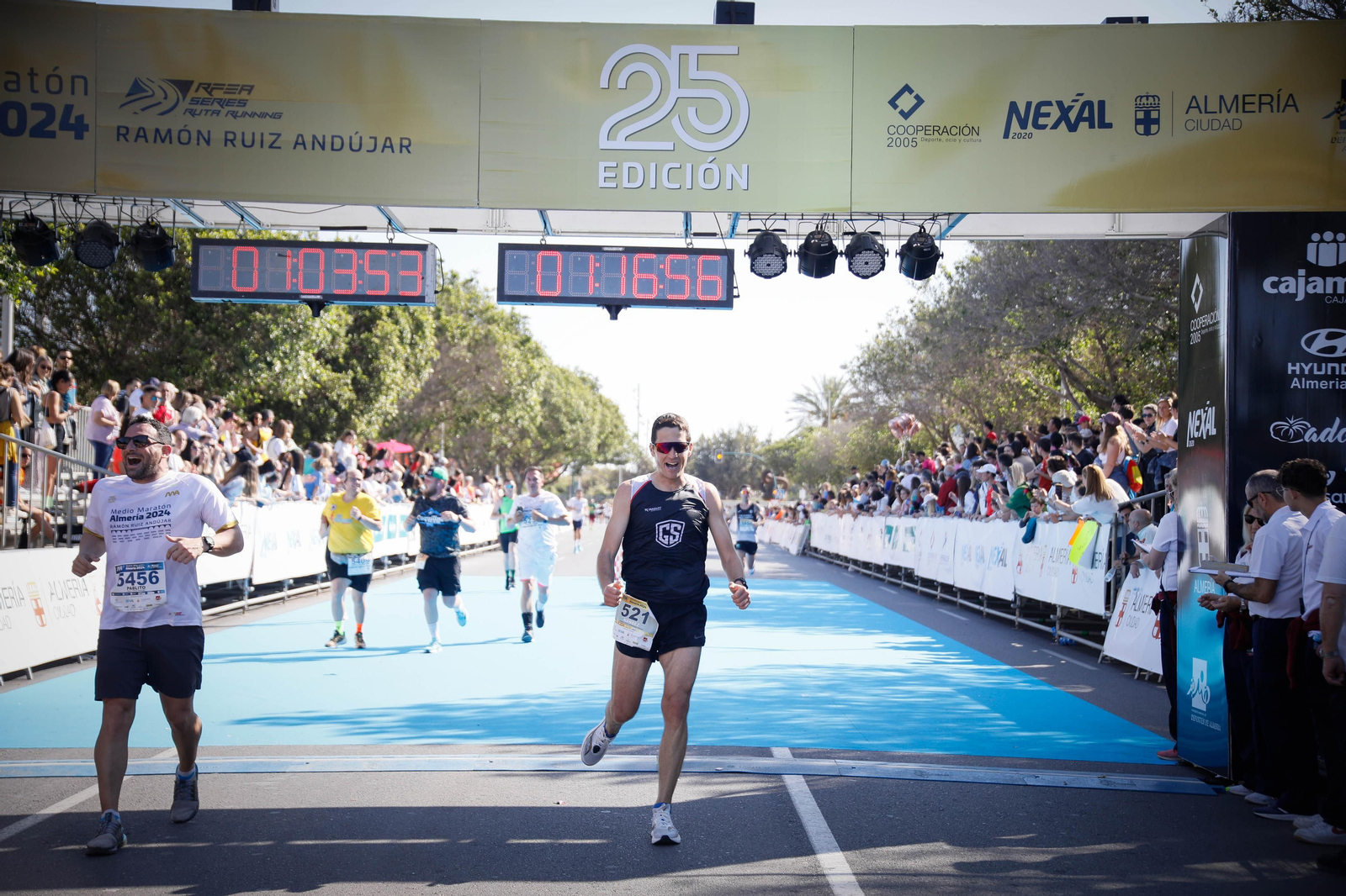 Imágenes de la llegada de la Media maratón Ciudad de Almería