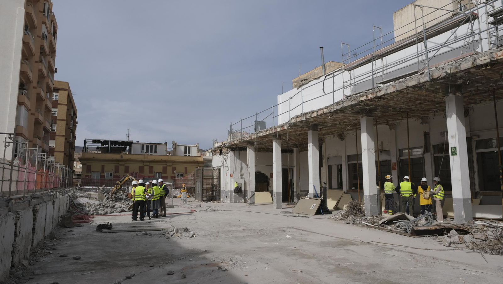 Las mejores imágenes del derribo de la oficina central de Correos en Almería