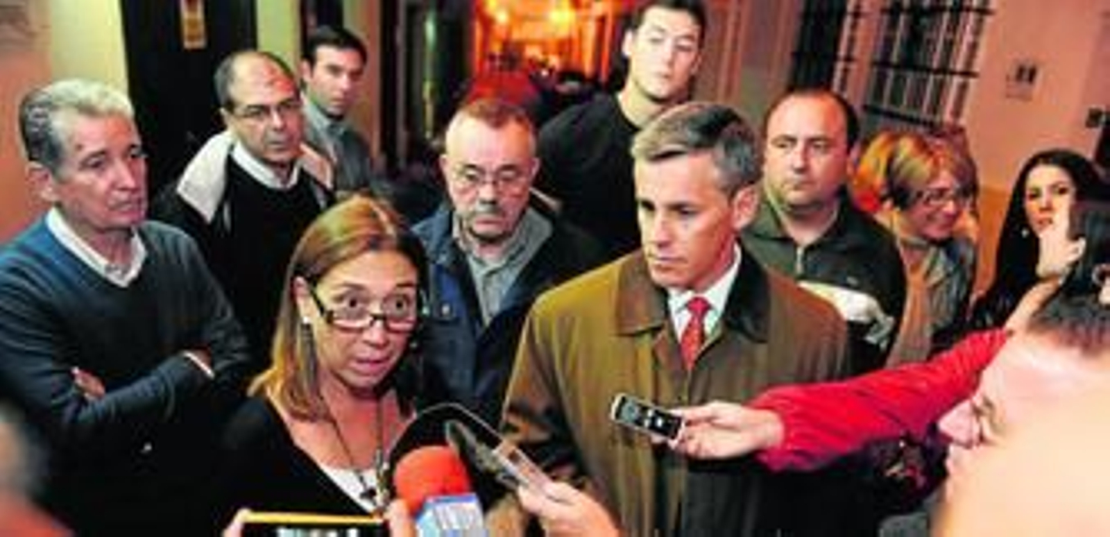 Javier Cano intenta convencer a Ciudadanos para que acepte las afiliaciones que llevaba. Al fondo, un cartel de las pasadas municipales.