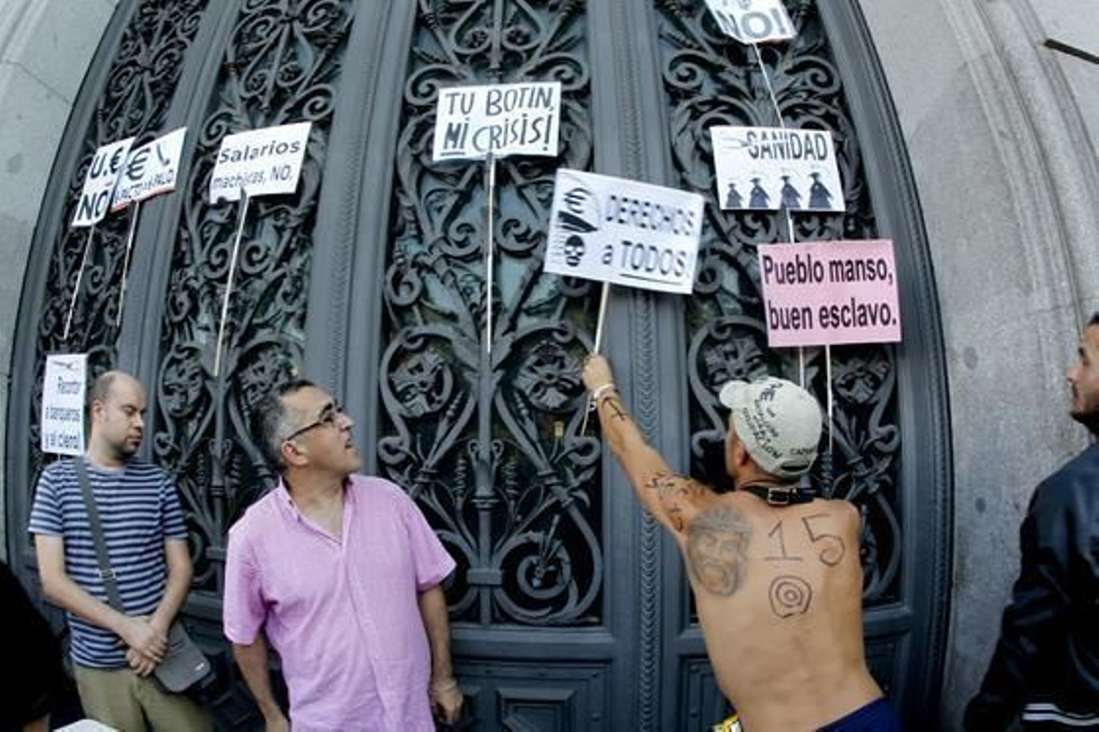 Portestas ante la puerta del Banco de España en Madrid.  Foto: EFE