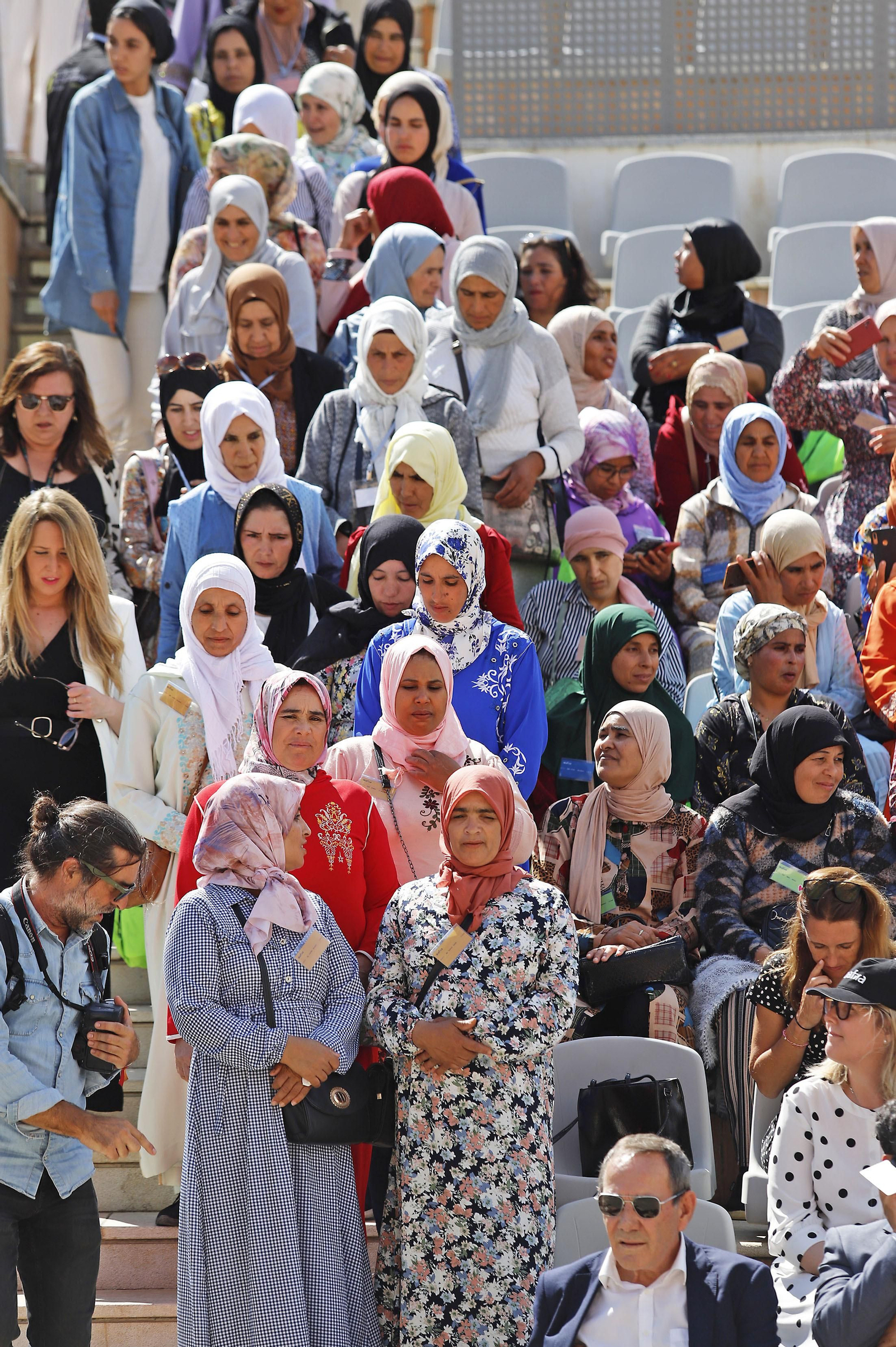 Imágenes de la entrega de los diplomas a las mujeres que han participado en el programa Wafira. Imágenes de la entrega de los diplomas a las mujeres que han participado en el programa Wafira.