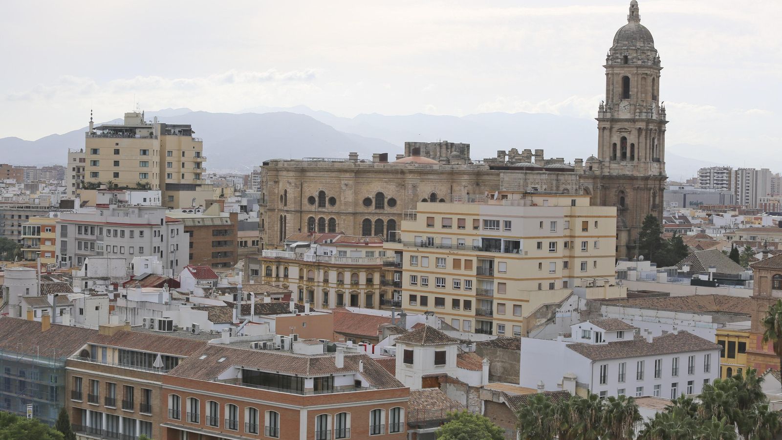 Panorámica del centro de Málaga, con la Catedral al fondo.