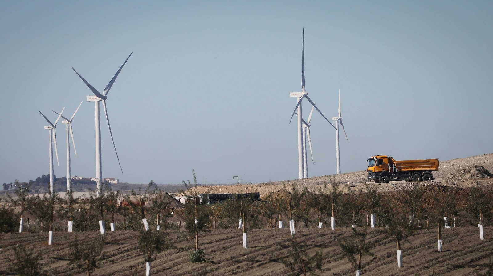 Un camión de las obras de construcción del parque eólico El Barroso junto a los molinos de viento en las inmediaciones del viñedo protegido del Marco. Un camión de las obras de construcción del parque eólico El Barroso junto a los molinos de viento en las inmediaciones del viñedo protegido del Marco.