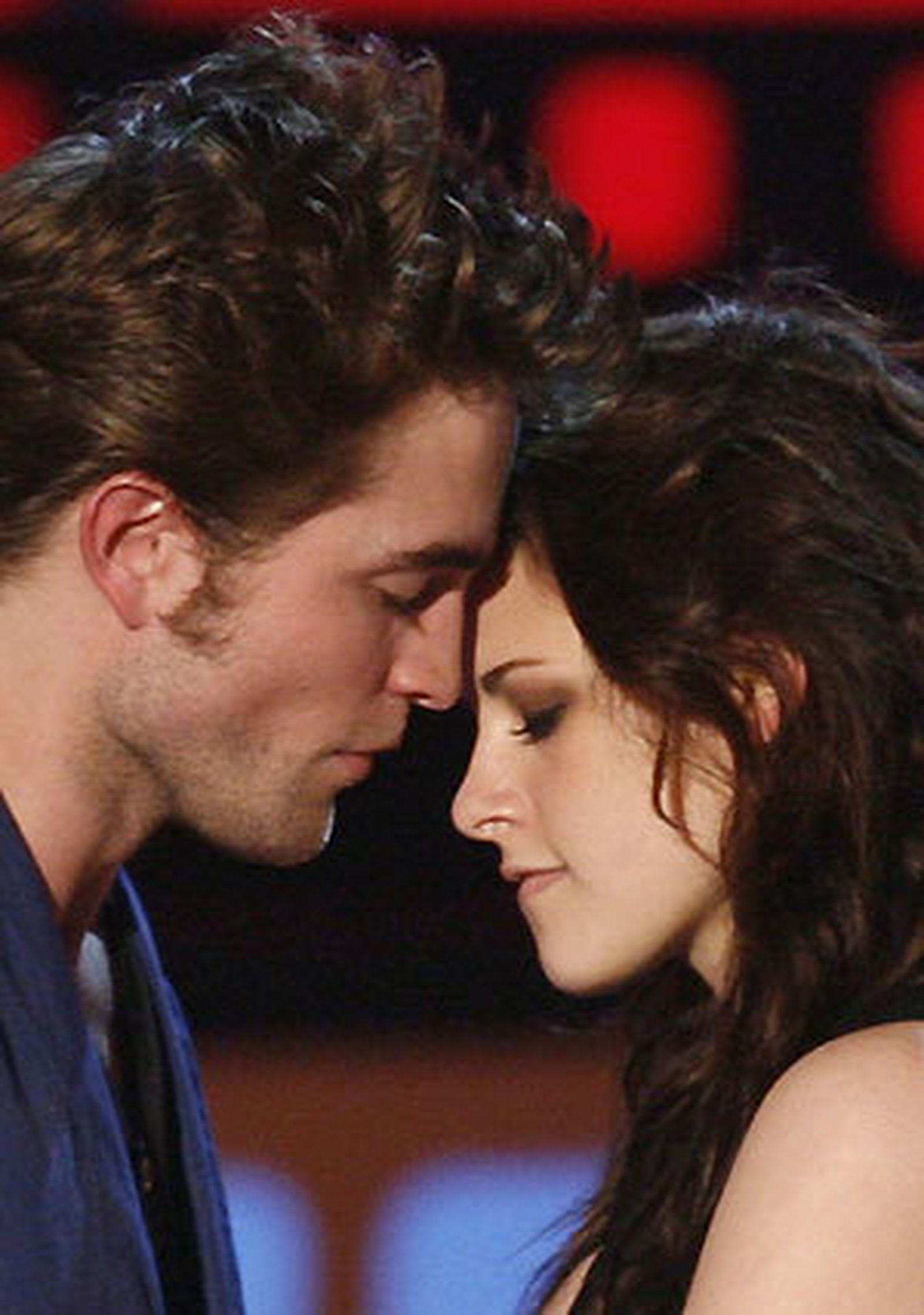 Kristen Stewart y Robert Pattinson, protagonistas de 'Crepúsculo' y ganadores del premio al Mejor Beso.  Foto: AFP Photo / Reuters