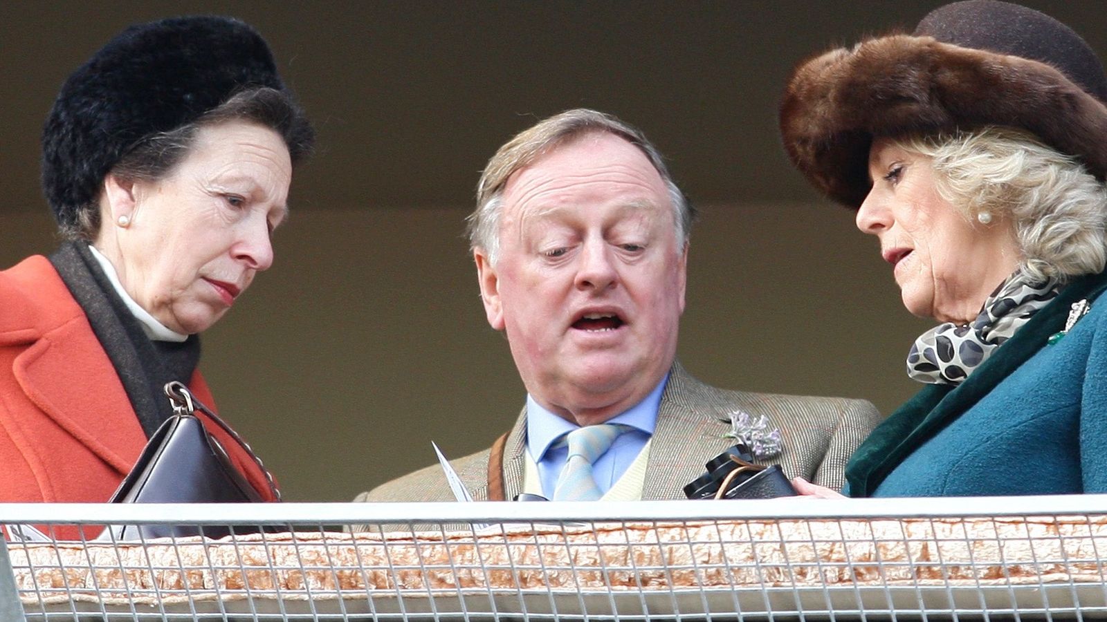 Parker-Bowles en la hípica con Camilla (dcha.) y la princesa Ana, dos de sus ex.