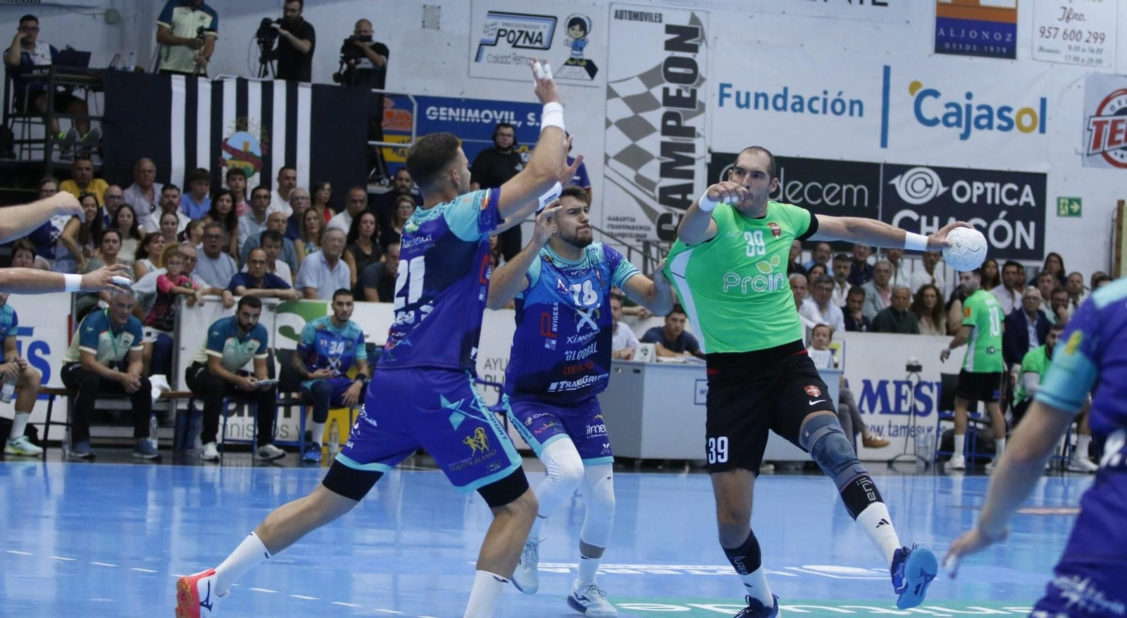 Ángel Montoro es agarrado al intentar un lanzamiento exterior.