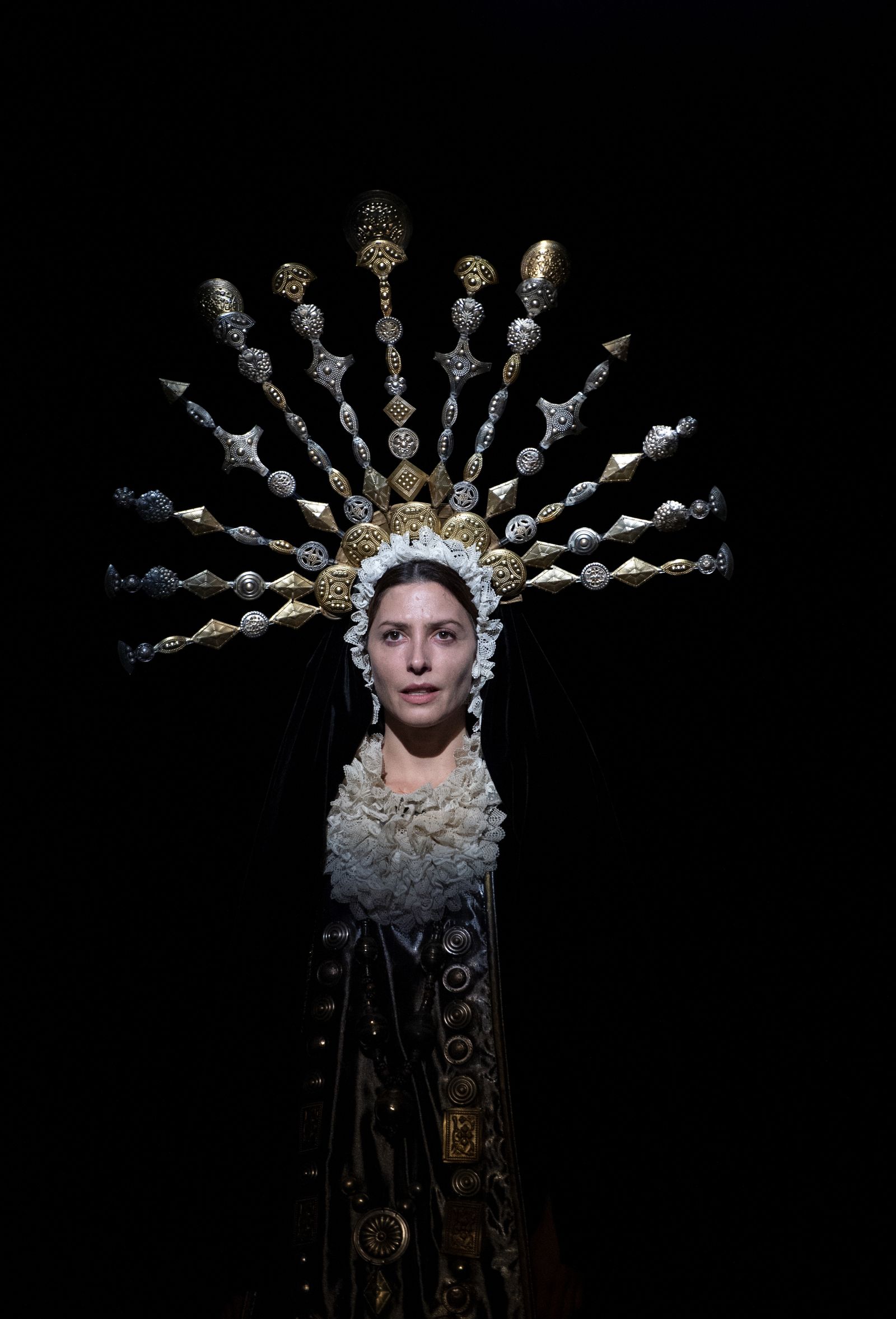 La virgen Macarena y motivos chinos y afganos inspiran el estilismo de Lennie en la obra.