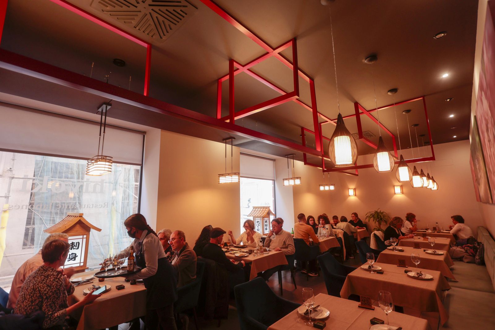 El animado salón de Hiyoki en pleno servicio de almuerzos.