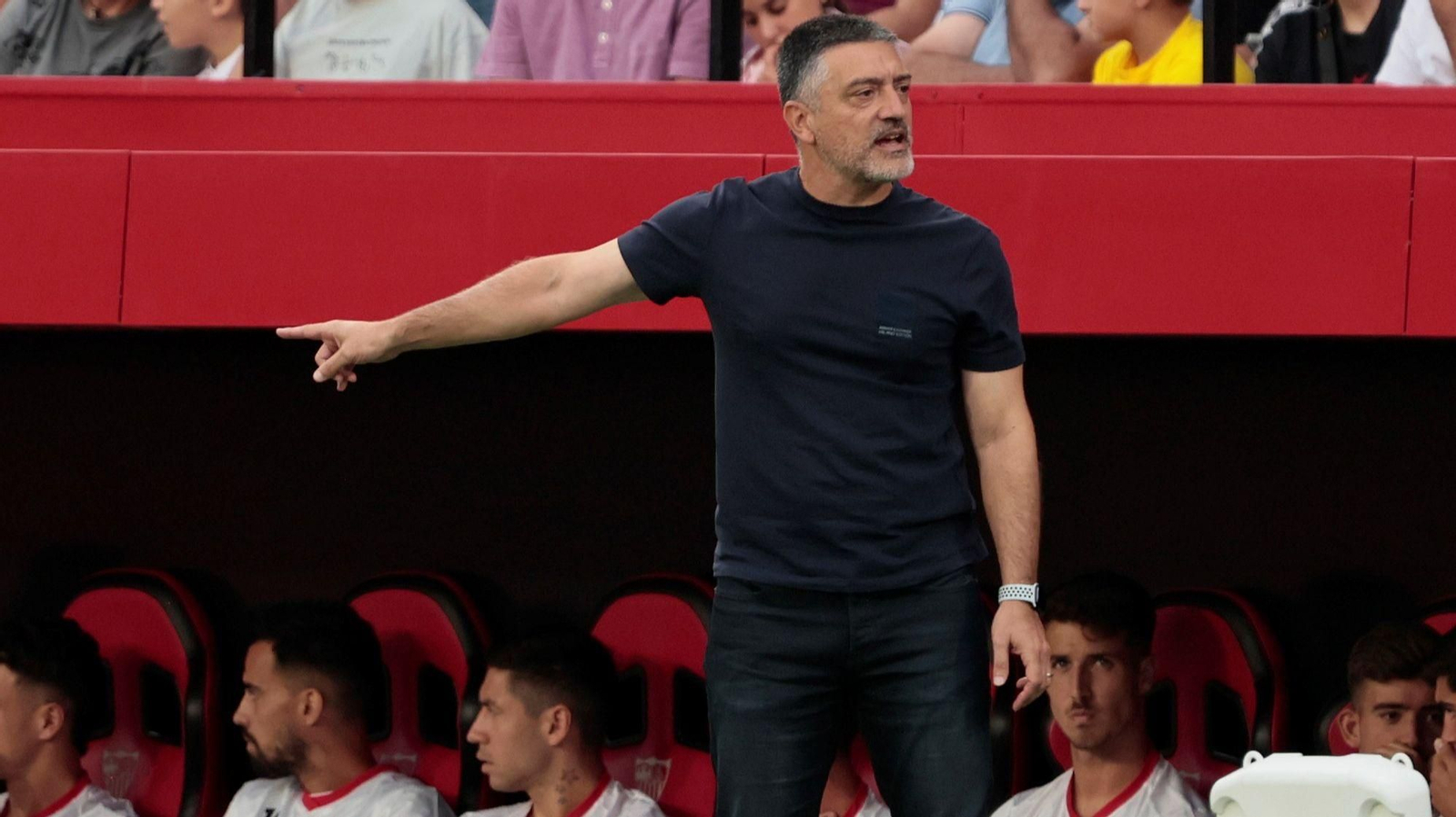 García Pimienta da instrucciones desde la banda del Sánchez-Pizjuán.