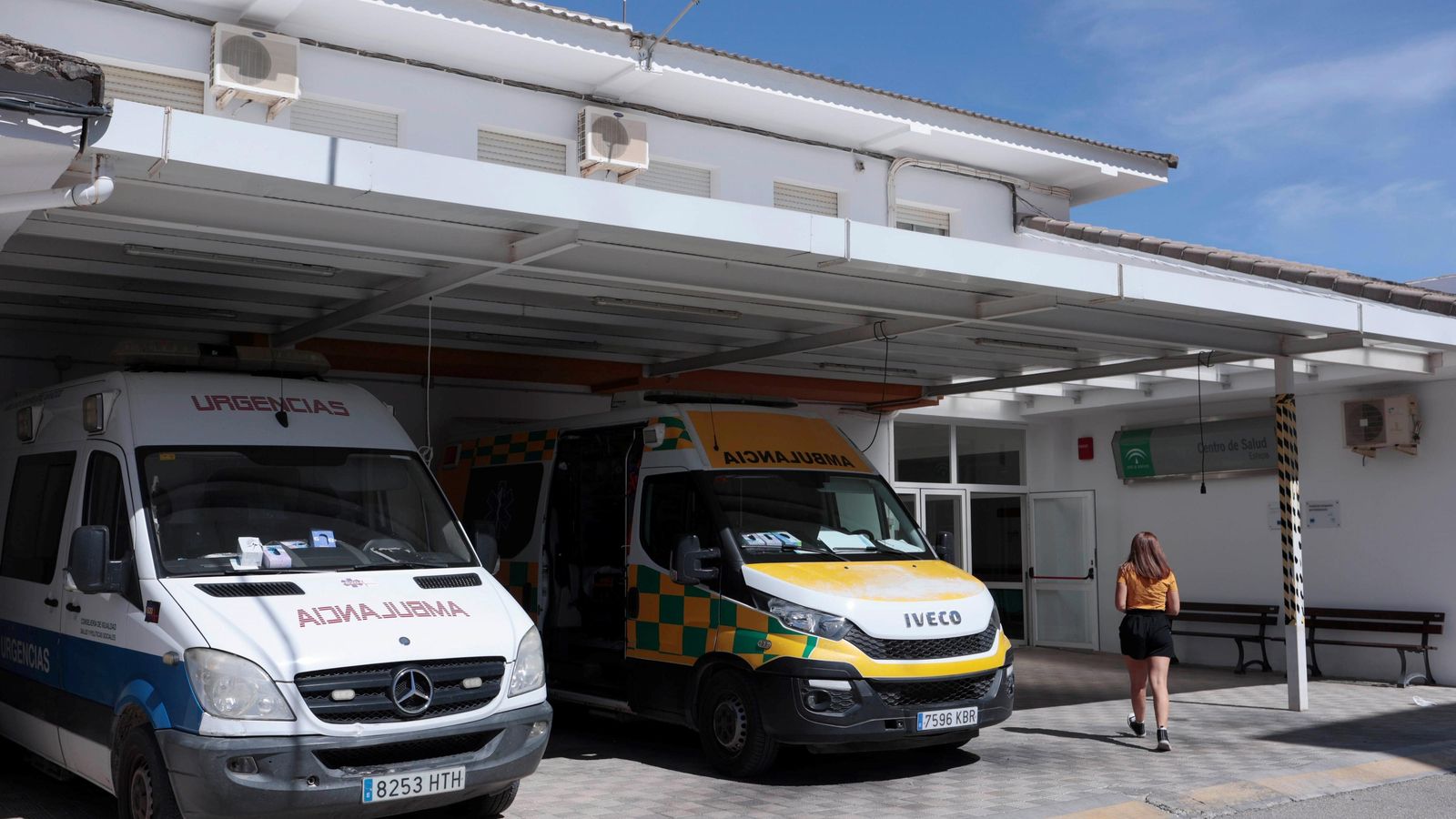 Dos ambulancias en los accesos a las Urgencias del centro de salud de Estepa.