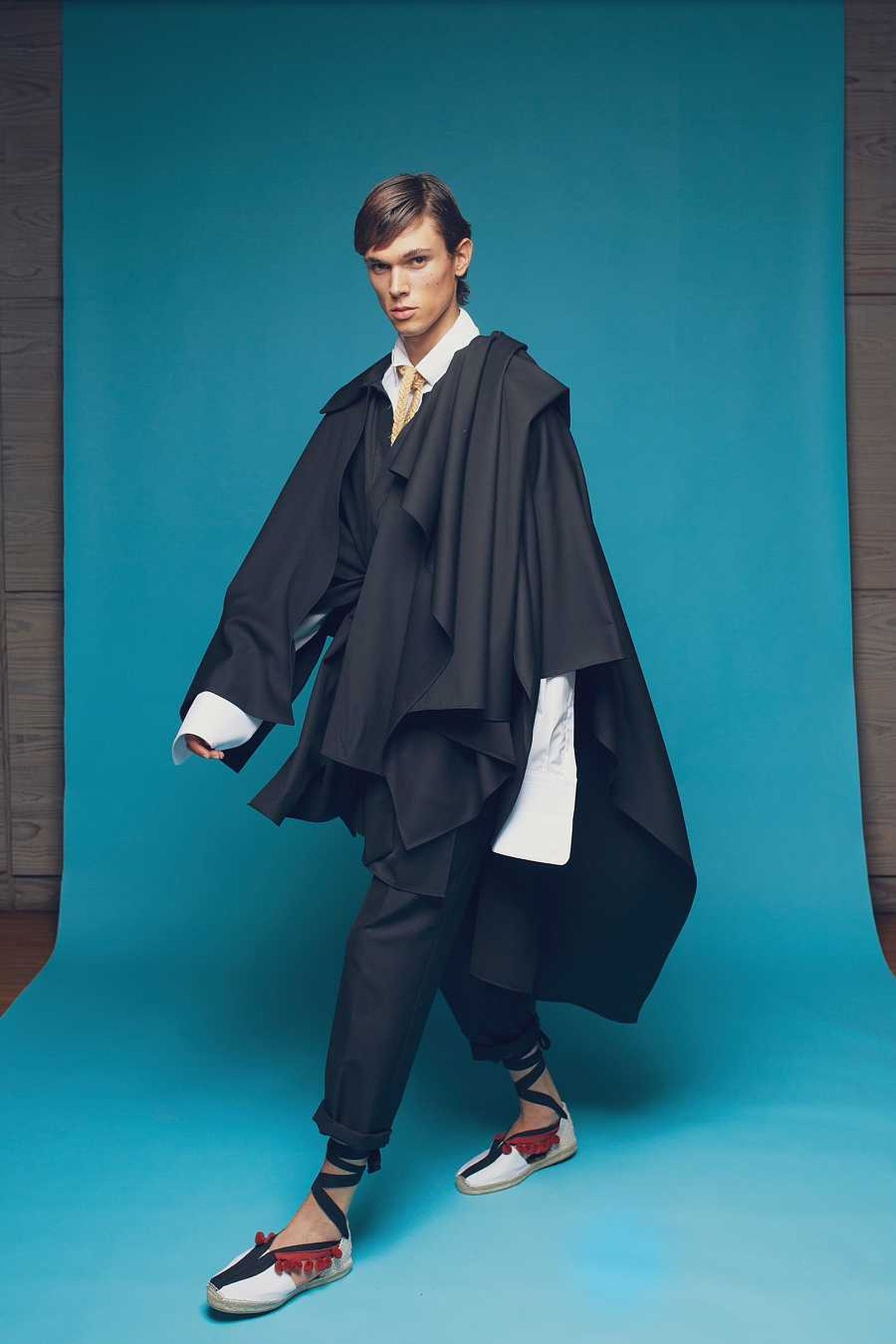 Las capas, seña de identidad de Oteyza.