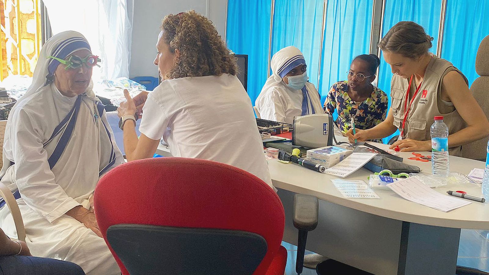 Miembros de la Fundación Arruzafa atienden a pacientes en una misión internacional.