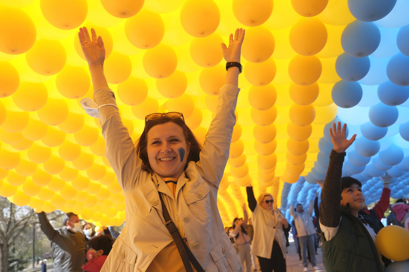Así ha sido el acto solidario con más de 10.000 globos para formar la bandera de Ucrania en Córdoba
