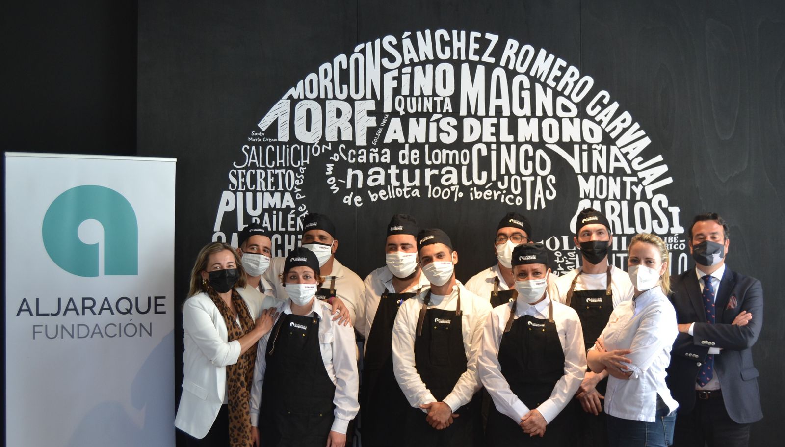 Irene Montero e Iván Llanza, junto a los alumnos.