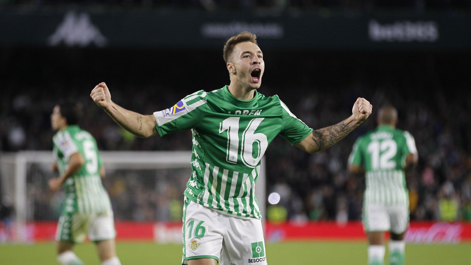 Loren celebra su tanto en el derbi.